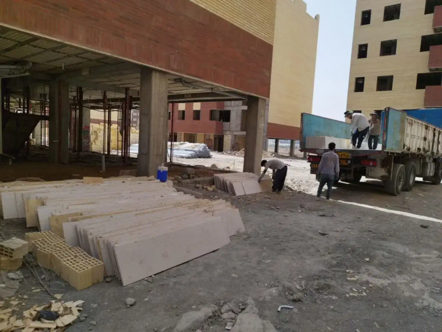 نیازمند به سنگ کار و کاشی کار و اجرنماکار|استخدام معماری، عمران و ساختمانی|قم, مسکن مهر|دیوار