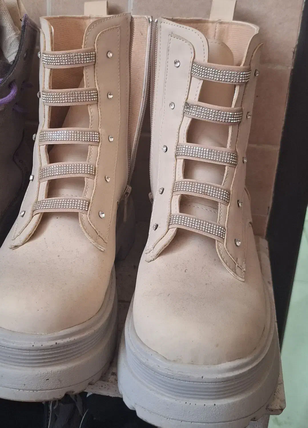 بت کاملاسالم یک بار پوشیدم فقط خاک گرفته..|کیف، کفش، کمربند|رشت, منظریه|دیوار