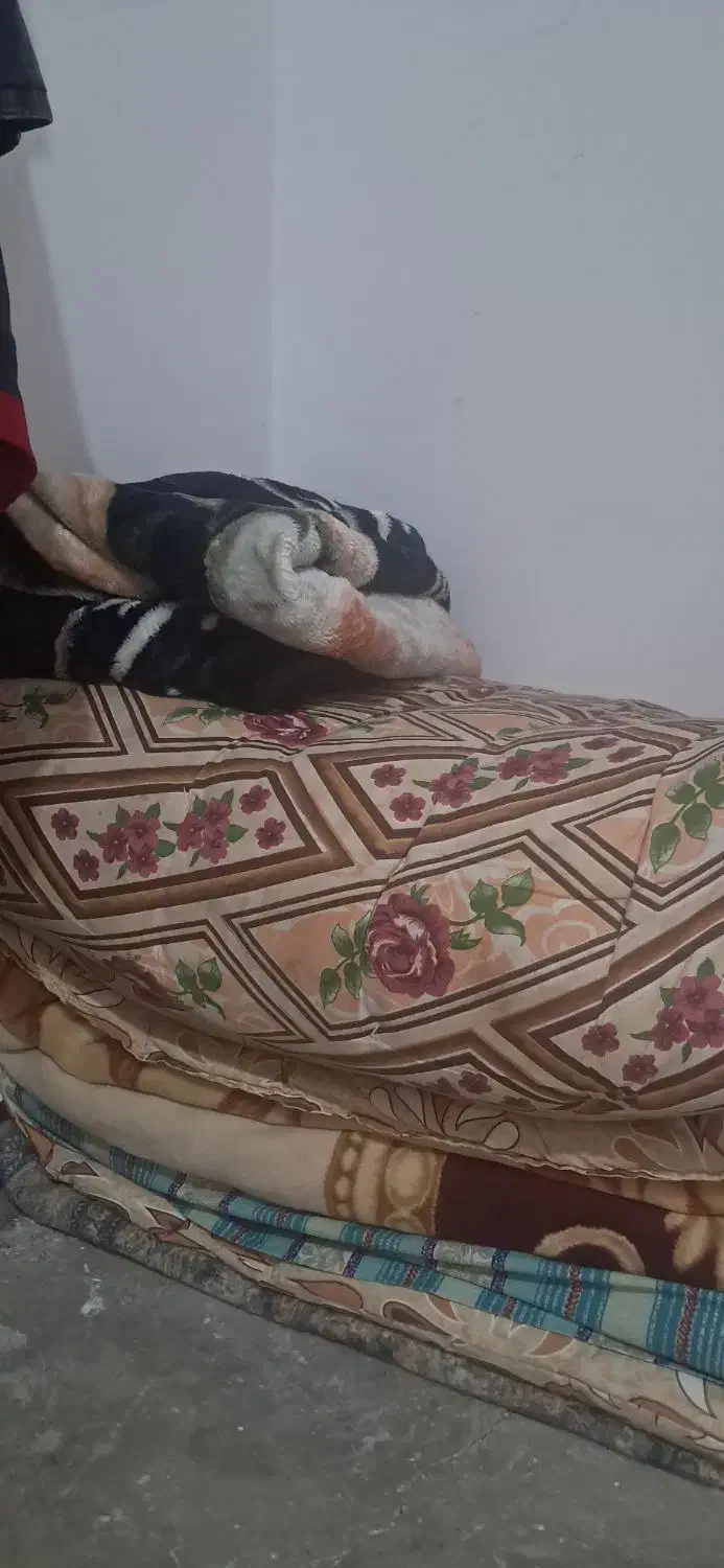 تشک سه عددسنتی قدیمی دستی درست شده|تشک تختخواب|زرند, |دیوار