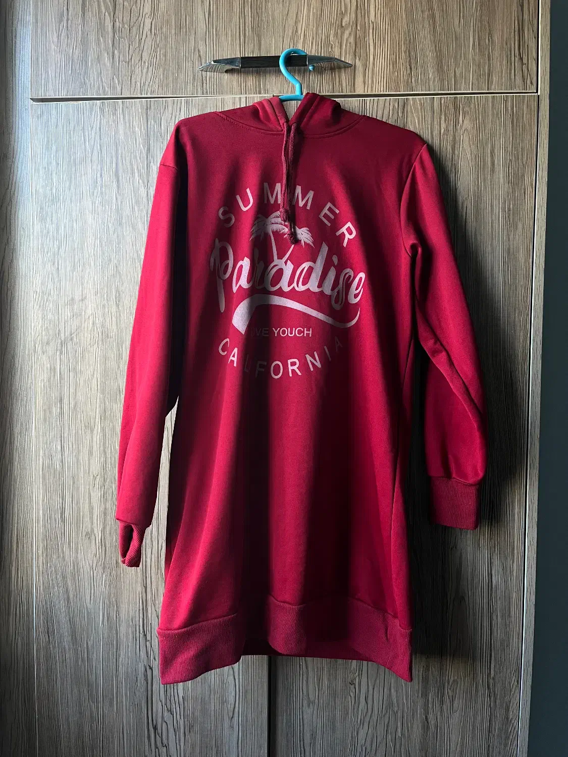 هودی زرشکی|لباس|رشت, معلم|دیوار