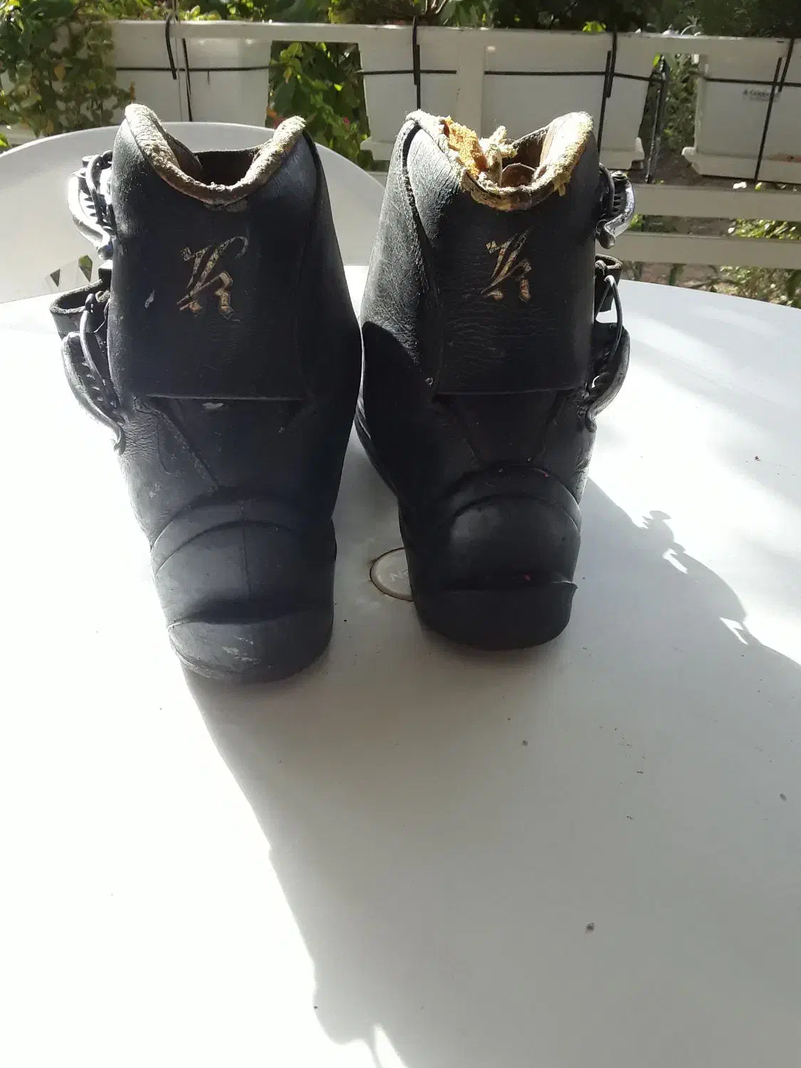 یک جفت کفش اسکی|ورزشهای زمستانی|دماوند, گیلاوند|دیوار