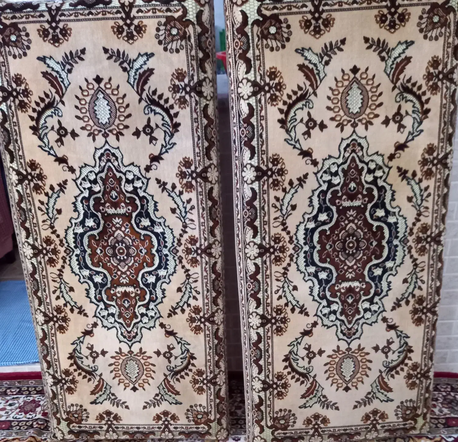 یک جفت پشتی نو|پشتی|خوی, |دیوار