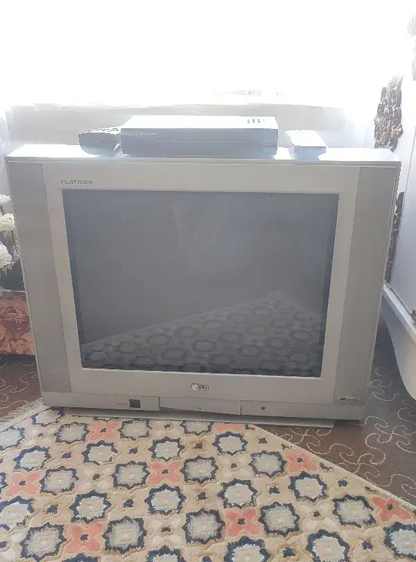 تلویزیون ال جی(LG) به همراه دستگاه دیجیتال|تلویزیون و پروژکتور|بروجرد, |دیوار