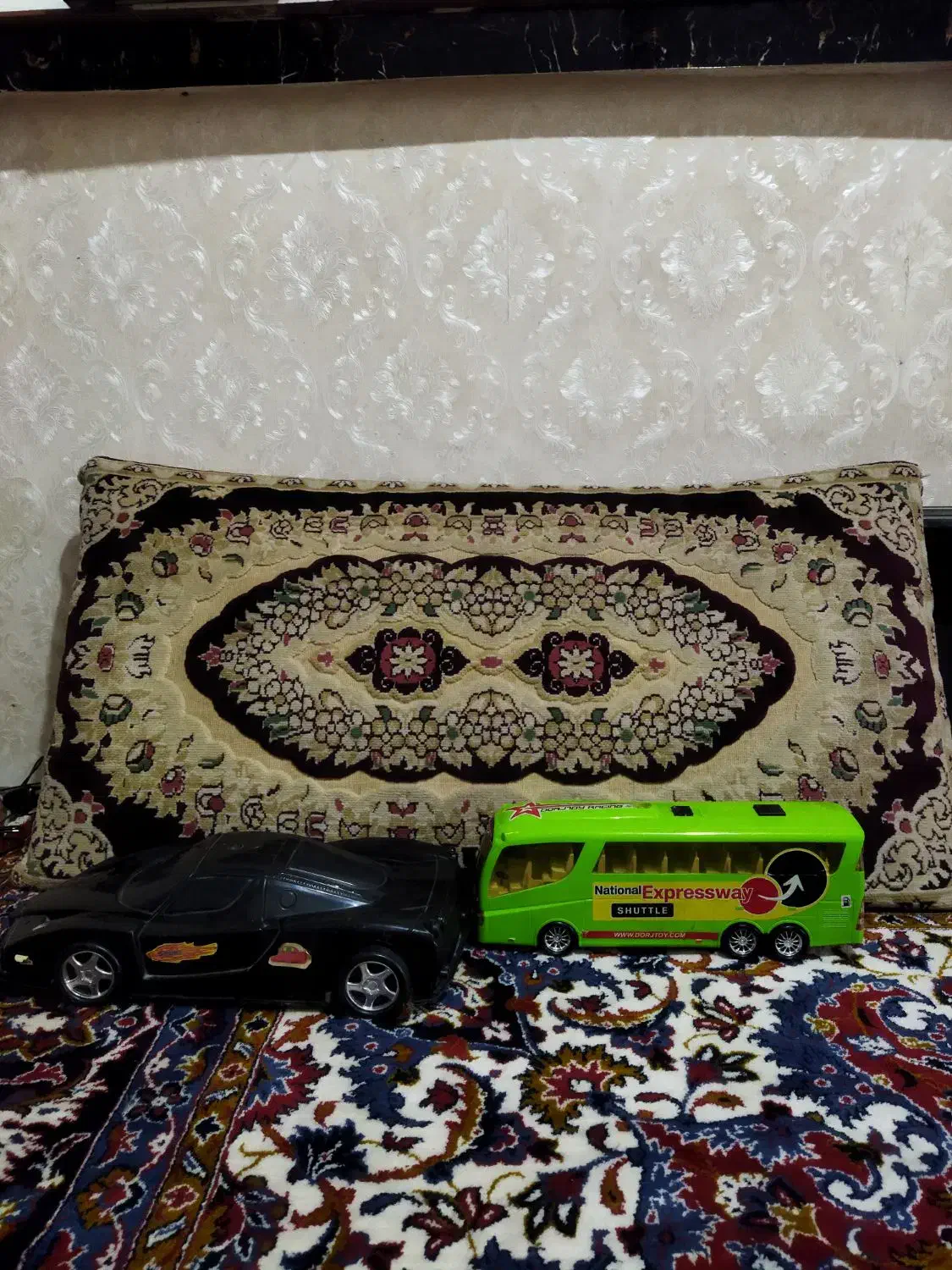 ماشین آهنی فلزی وعروسک بزرگ|اسباب‌‌بازی|ملایر, |دیوار