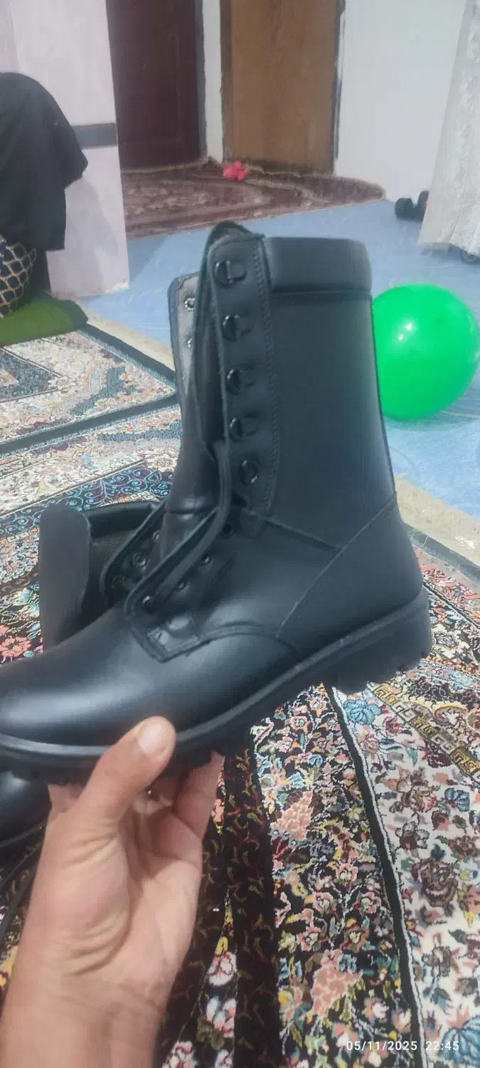 پوتین|کیف، کفش، کمربند|سیلوانه, |دیوار