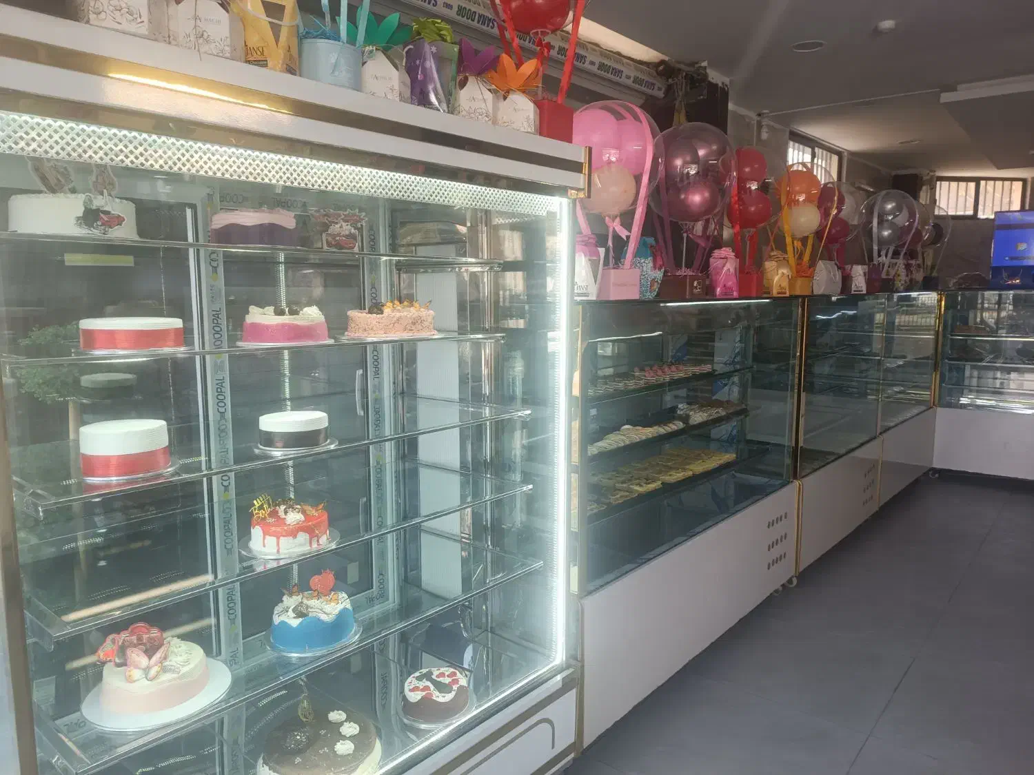 یخچال و ویترین شیرینی فروشی با دکور و تجهیزات|فروشگاه و مغازه|شیراز, لاله|دیوار