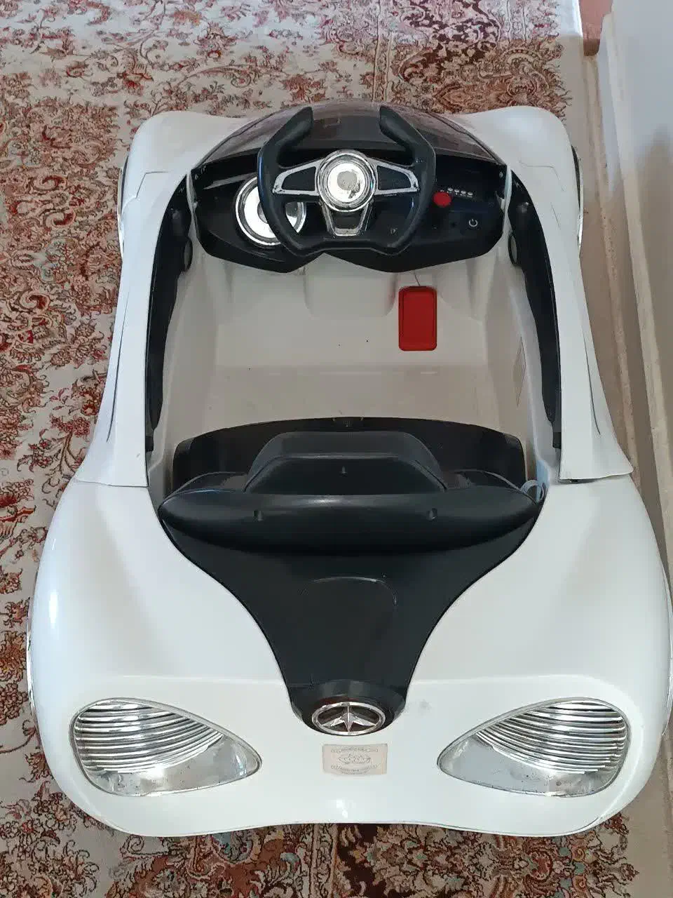 ماشین شارژی بسیار تمیز وشیک و زیبا|اسباب‌بازی بچه|اصفهان, کوی شهید کشوری|دیوار