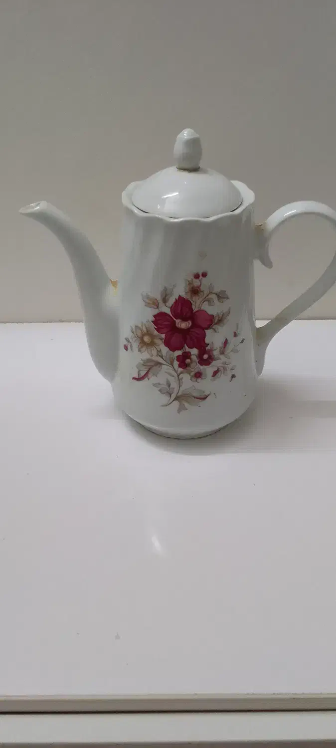 قوری پایه بلند طرح گل قدیمی سالم|قوری، کتری، قهوه‌ساز دستی|قائم‌شهر, |دیوار