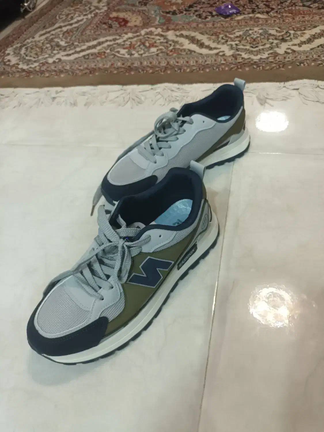 کفش|کیف، کفش، کمربند|صدرا-فارس, فاز ۱|دیوار