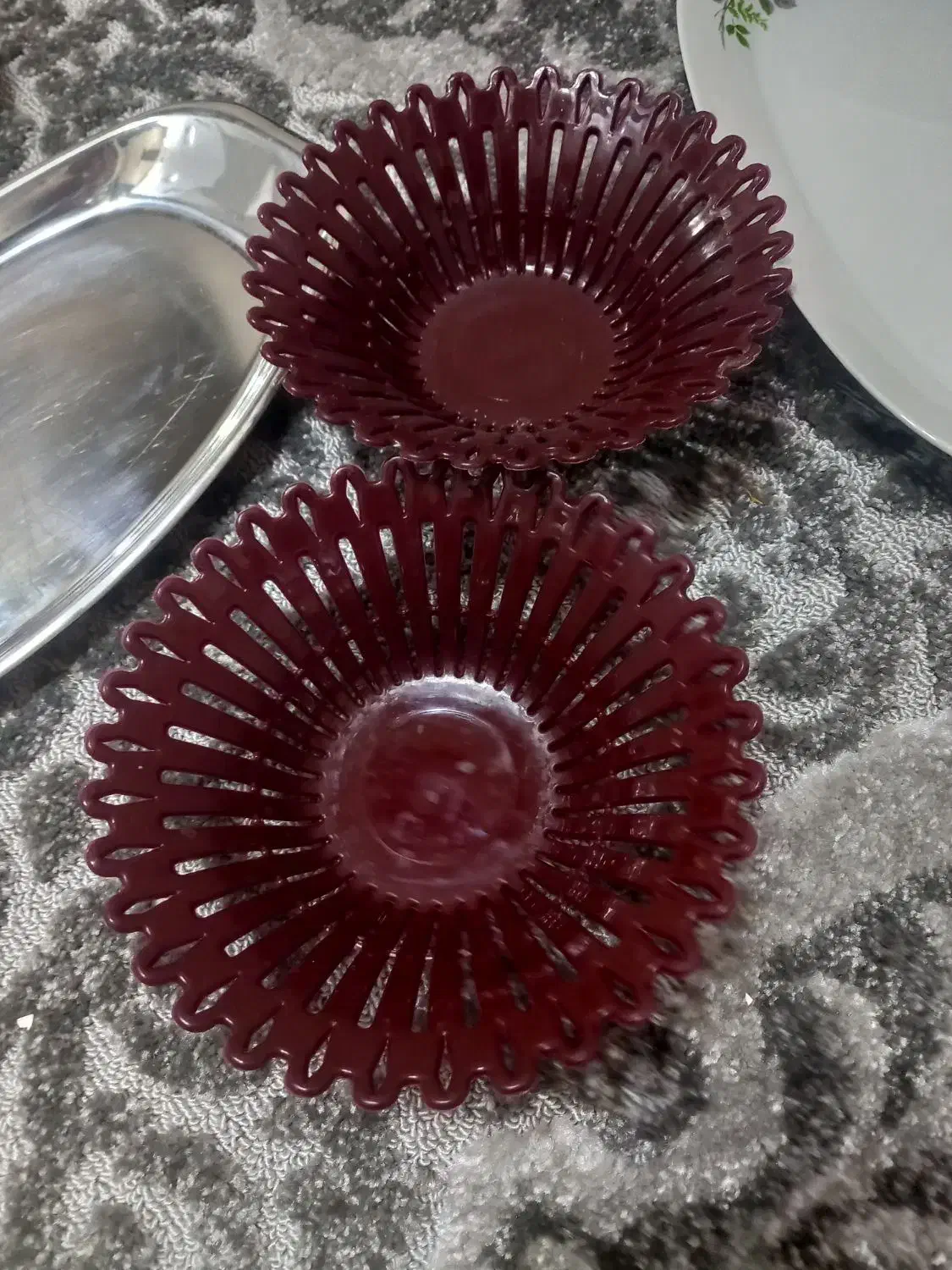 یدونه دیس چینی جنس قدیمی سنگین. و جاسبزی پلاستیک|ظروف سرو و پذیرایی|تهران, خاک سفید|دیوار