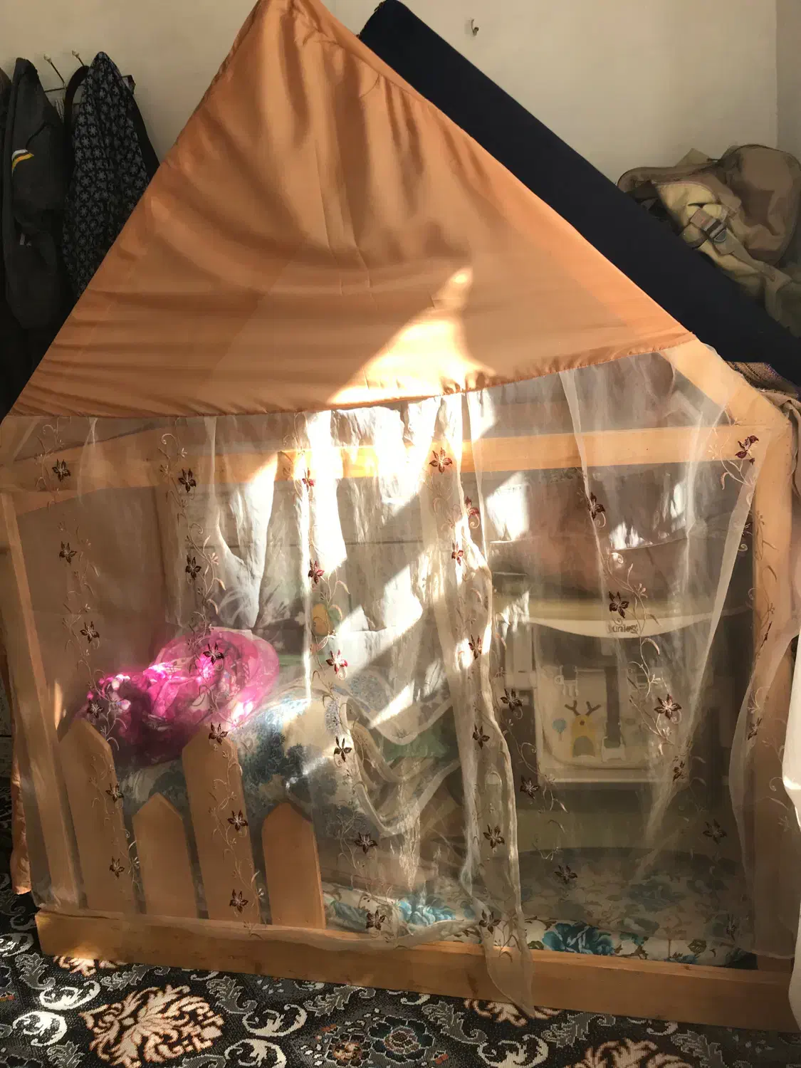 تخت کودک|تخت و صندلی بچه|فیروزآباد (فارس), |دیوار