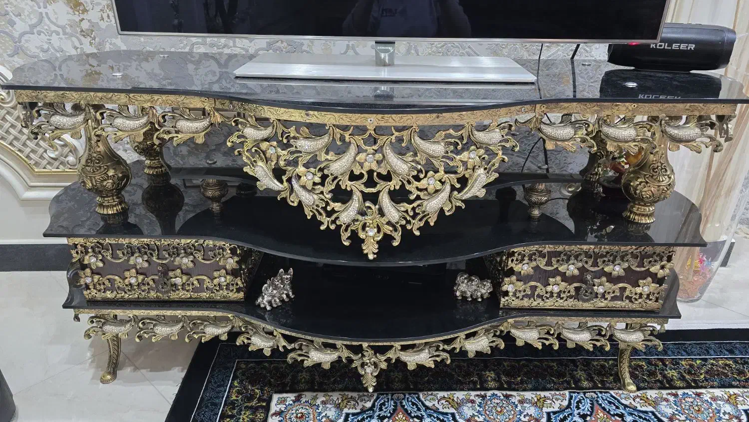 میز تلویزیون|میز تلویزیون|ری, جوانمرد قصاب|دیوار