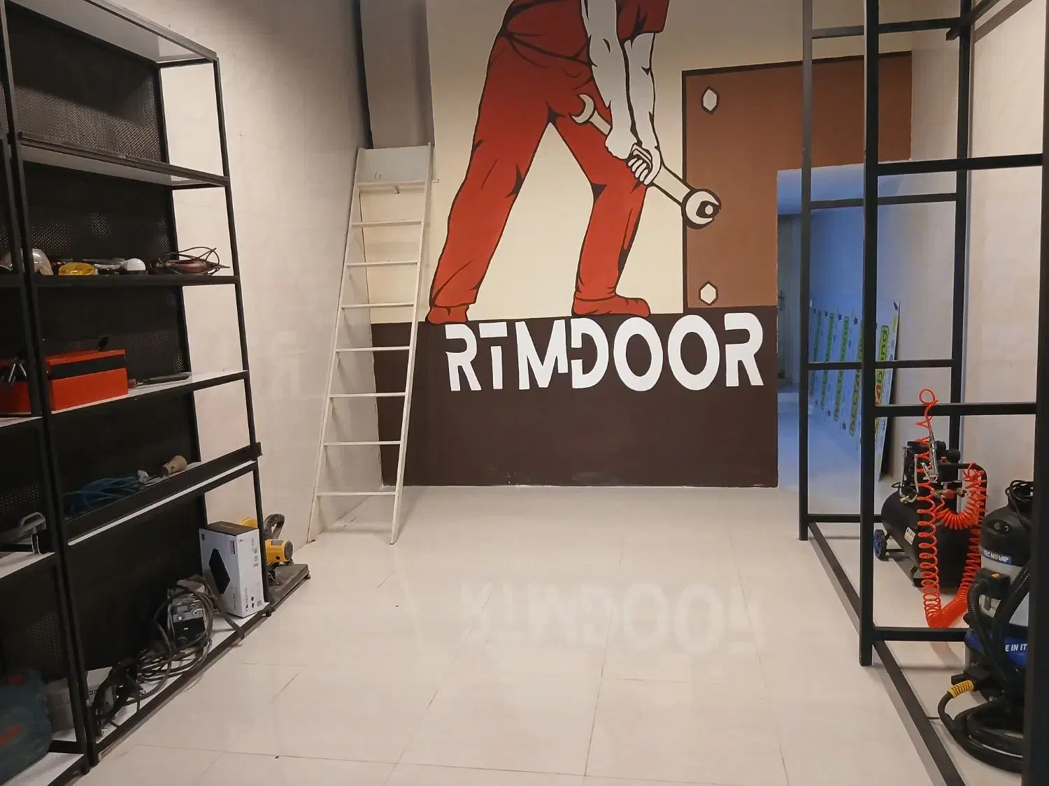 آبدارچی|استخدام سرایداری و نظافت|اندیشه, اندیشه فاز ۱|دیوار