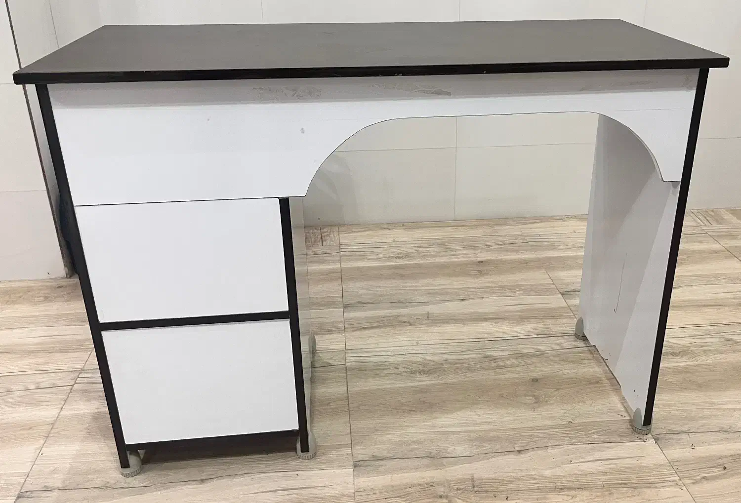 میز ناخنکار+شلف لاک ژل|آرایشگاه و سالنهای زیبایی|لنجان, |دیوار