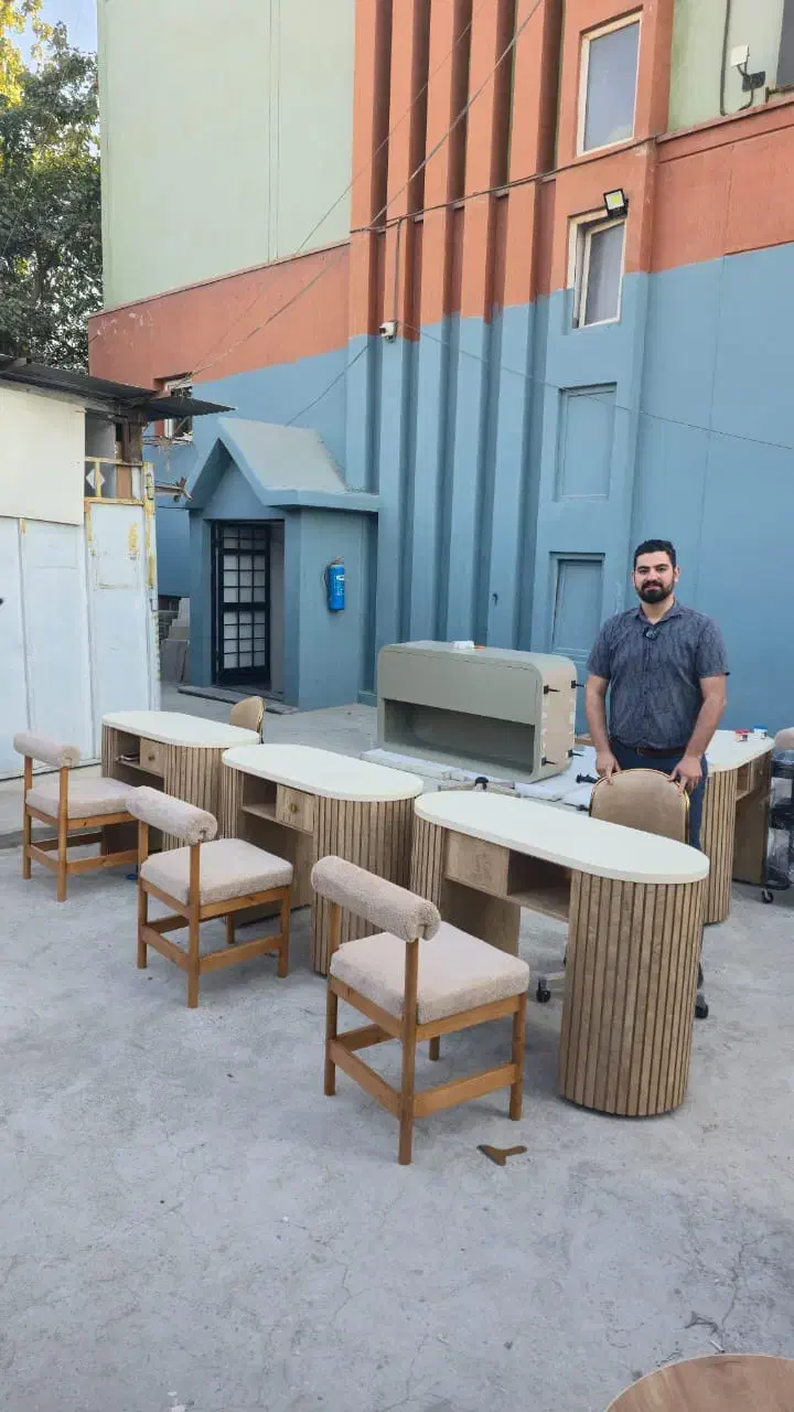 آینه قدی و میزناخن و صندلی چوبی ترولی تخت زیبایی|آرایشگاه و سالنهای زیبایی|کرج, گلدشت|دیوار