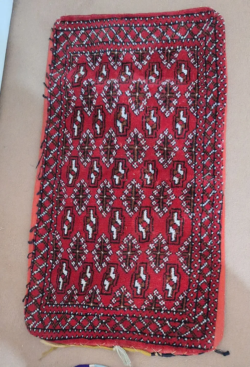 پشتی فرش که میشه به عنوان پادری استفاده کرد|پادری|اصفهان, رکن الدوله شرقی|دیوار