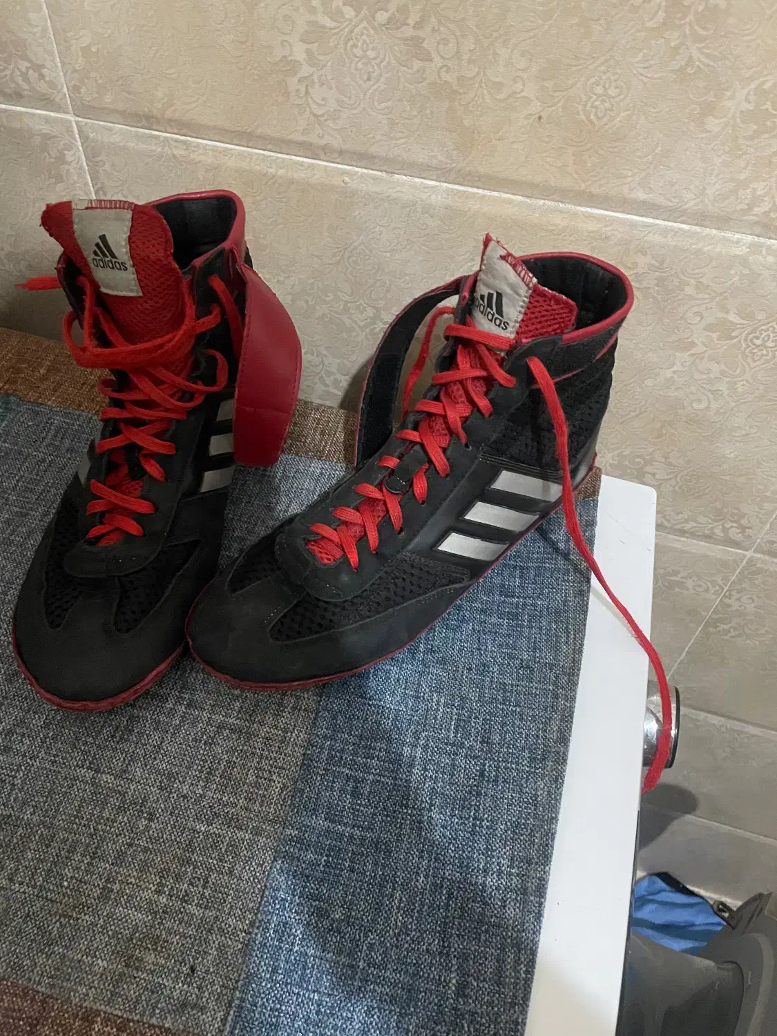 کفش کشتی|کیف، کفش، کمربند|رباط‌کریم, رباط‌کریم|دیوار