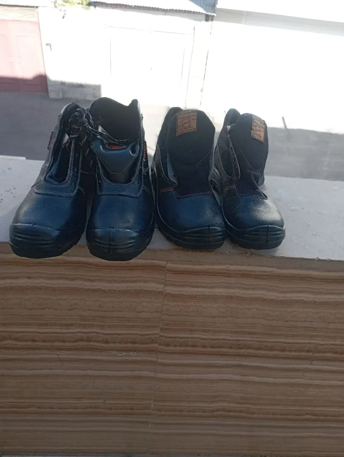 کفش ایمنی|کیف، کفش، کمربند|میانه, |دیوار