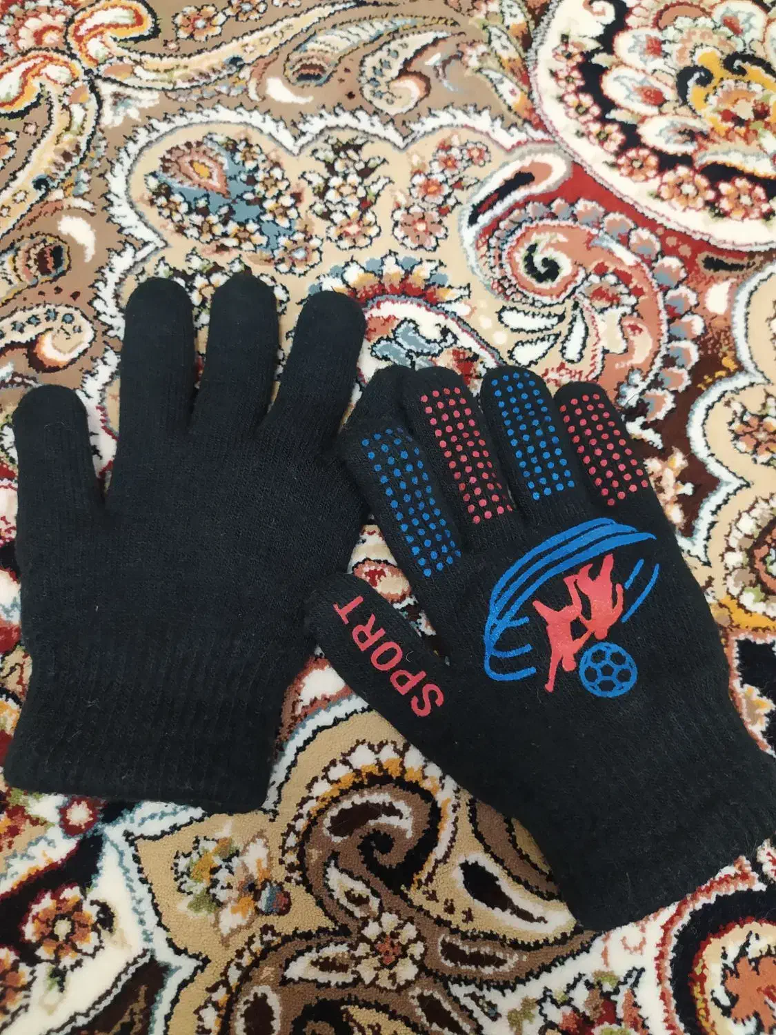 فروش یک عدد سویشرت و یک جفت دست کش پسرونه نه|لباس|سنندج, |دیوار