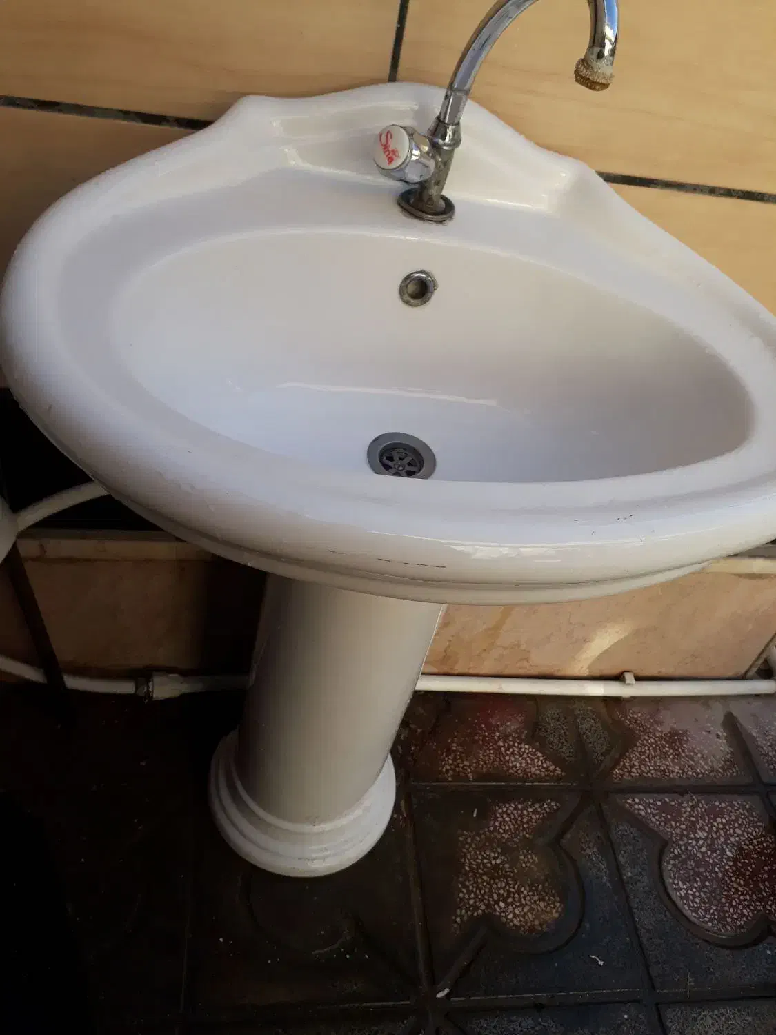 روشویی تمیز بدون شکستگی|لوازم سرویس بهداشتی|شیراز, صاحب الزمان|دیوار