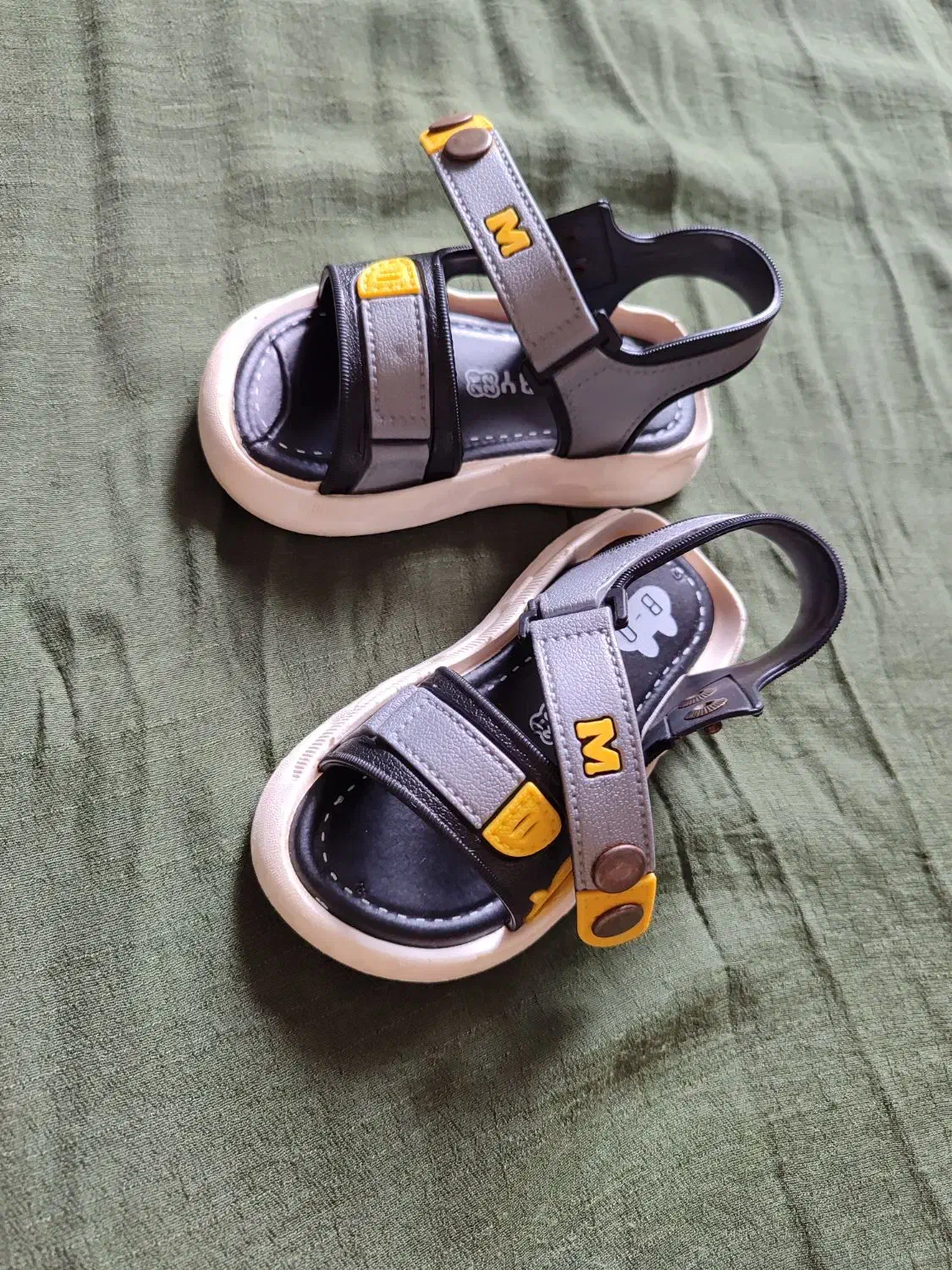 تعدادی کفش و کتونی  و چکمه و صندل کودک|کفش و لباس بچه|رشت, کوی مهر|دیوار