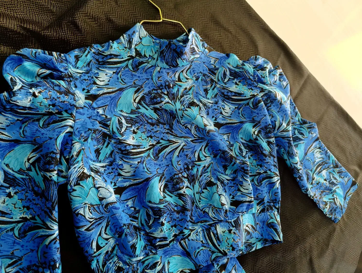 شومیز|لباس|کلاله, |دیوار