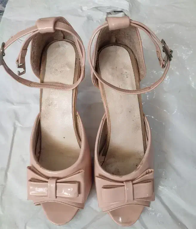 کفش مجلسی|کیف، کفش، کمربند|نیشابور, مدرس|دیوار