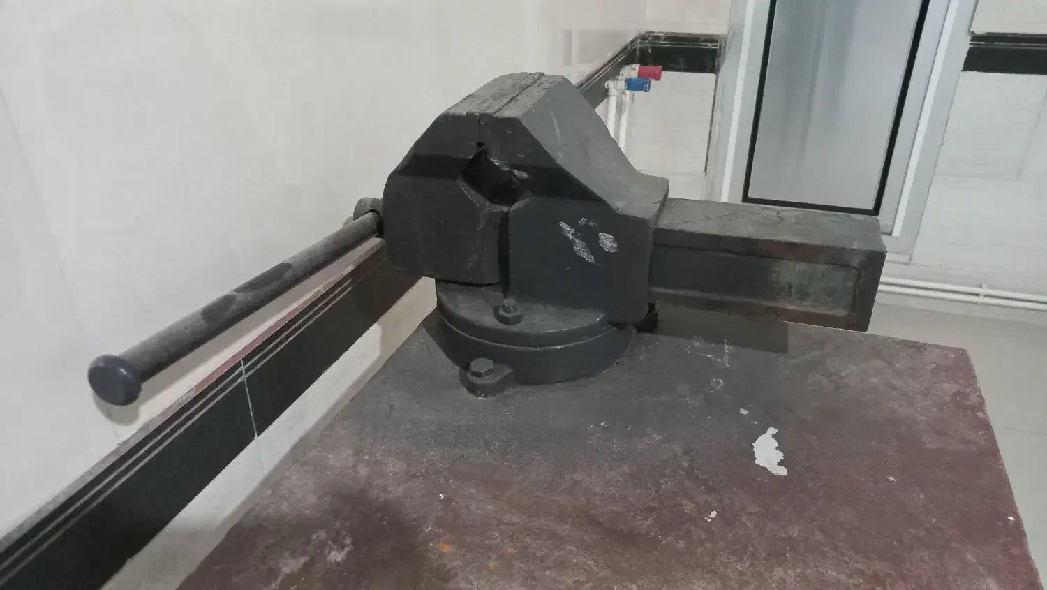 گیره صنعتی با میز|ابزارآلات|کلاله, |دیوار