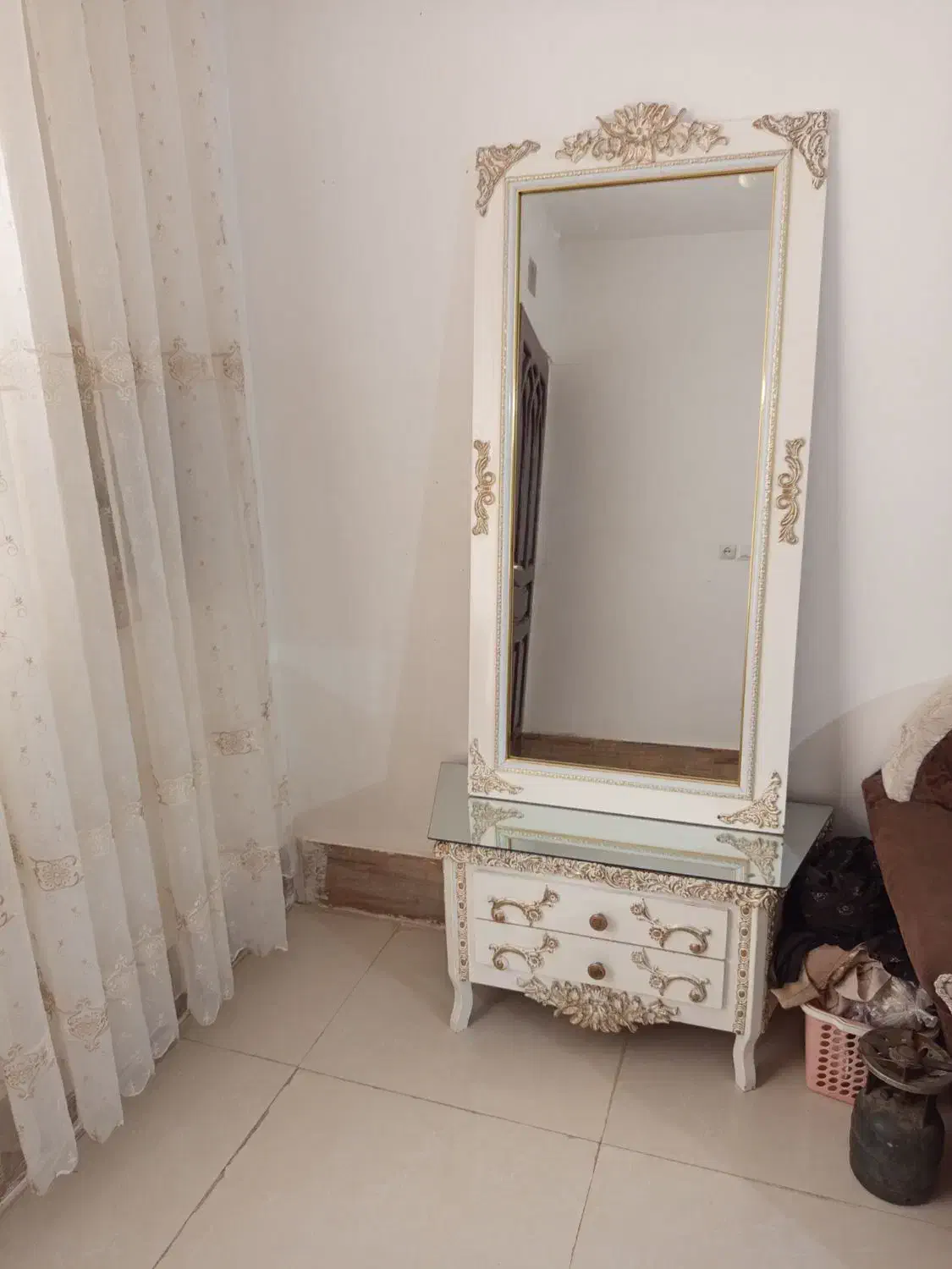 مبل 7نفره بامیزعسلی وآینه وشمعدان همه سالم|مبلمان خانگی و میز عسلی|سبزوار, غرب نیروگاه|دیوار