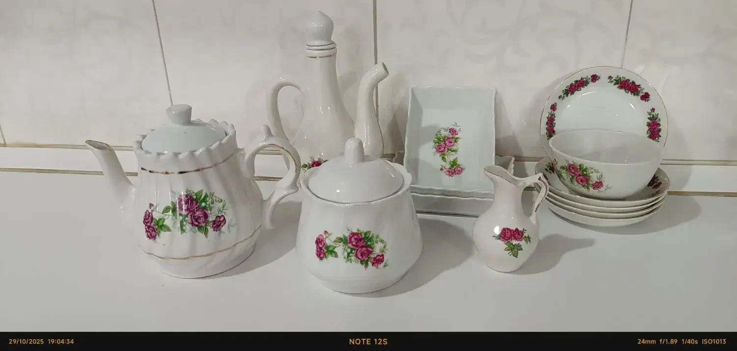 ظروف گل سرخی|کلکسیون اشیاء عتیقه|بهارستان, |دیوار