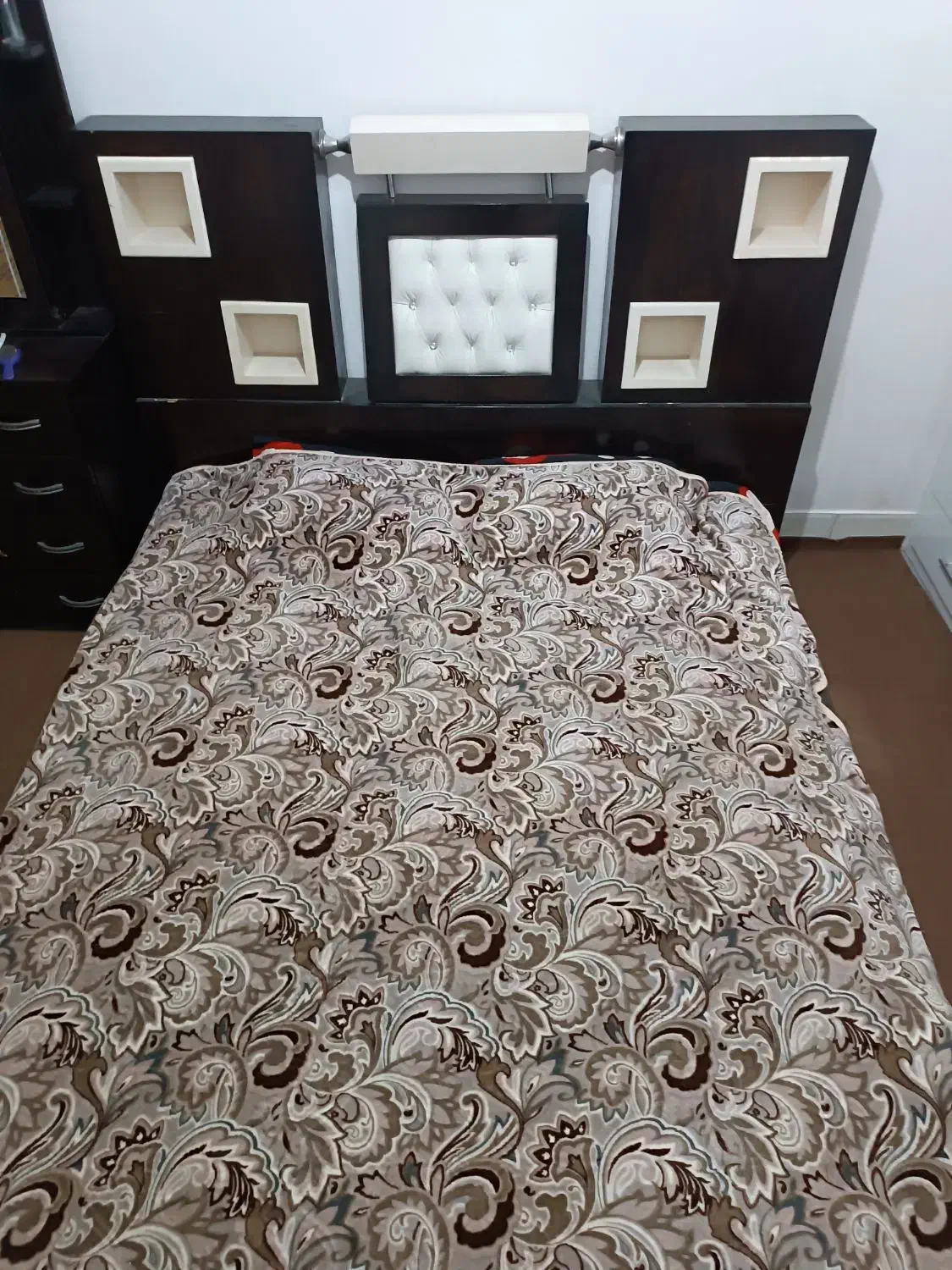 میز تلویزیون و تخت خواب|مبلمان خانگی و میز عسلی|نیشابور, شهرک بسیج|دیوار