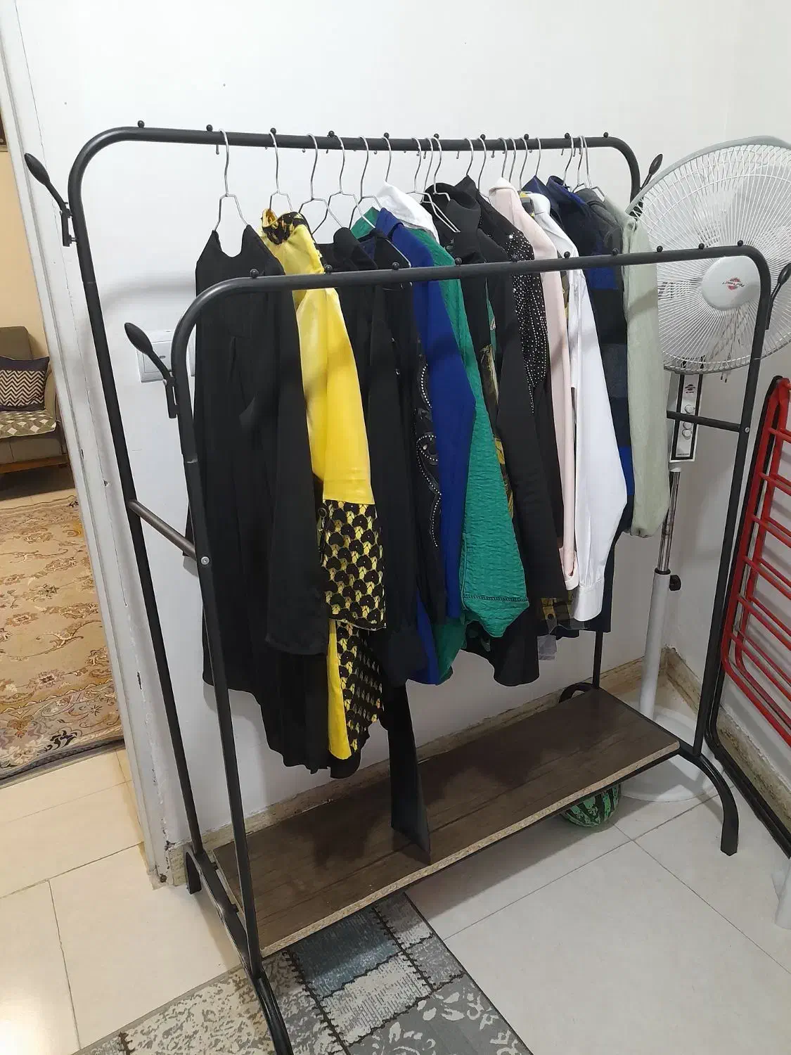 رگال لباس|بندرخت و رخت‌آویز|رشت, کوی غلام نیا|دیوار