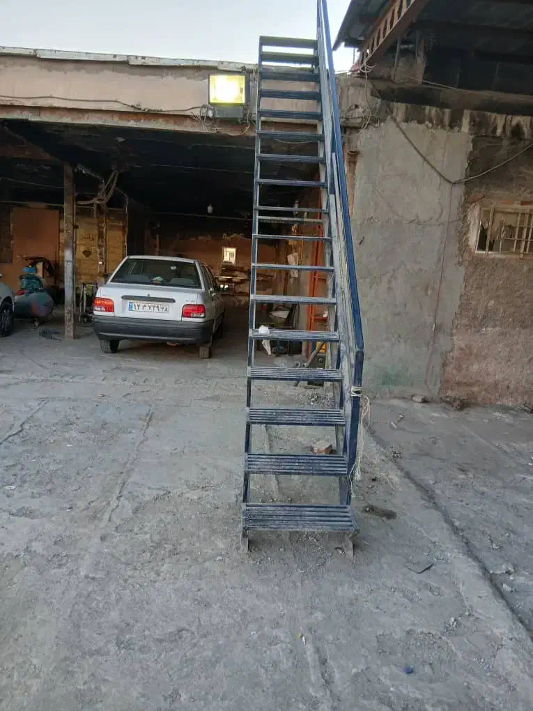 پله آهنی بدون زنگ زدگی رنگ شده سالم|مصالح و تجهیزات ساختمان|هشتگرد, شهرک اقدسیه|دیوار