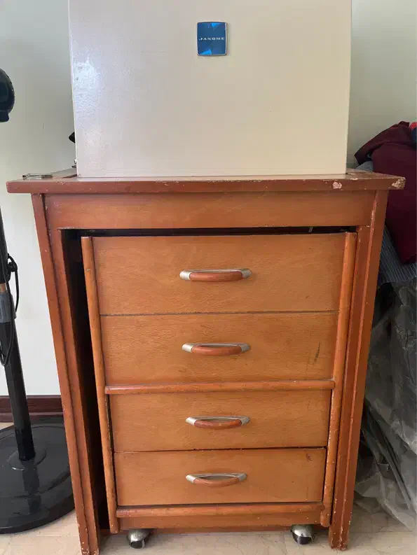 میز چرخ خیاطی صندلی دار کار کرده به قیمت مناسب|لوازم خیاطی و بافتنی|ری, شهادت|دیوار