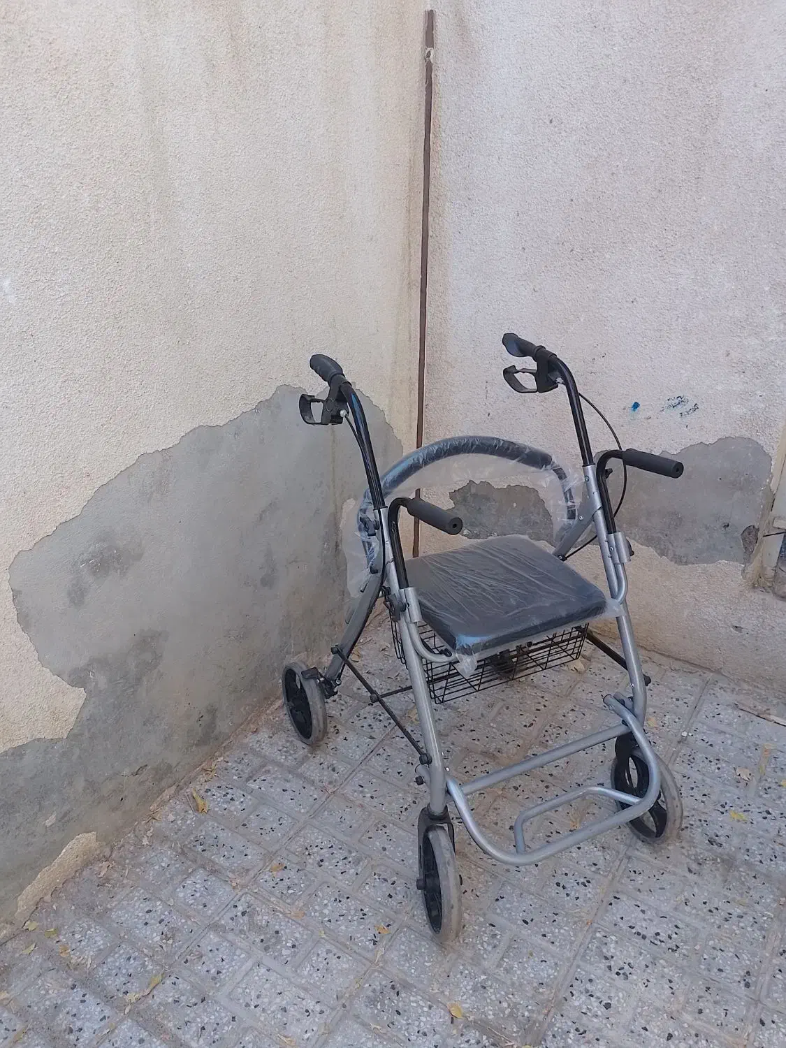 واکر چهار چرخ نو جاپایی دار|آرایشی، بهداشتی، درمانی|مشهد, نیزه|دیوار