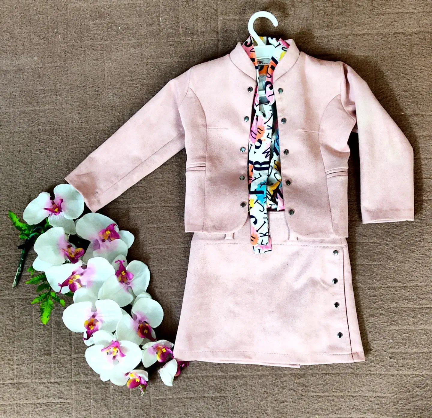 لباس بچگانه|کفش و لباس بچه|اندیشه, اندیشه فاز ۲|دیوار