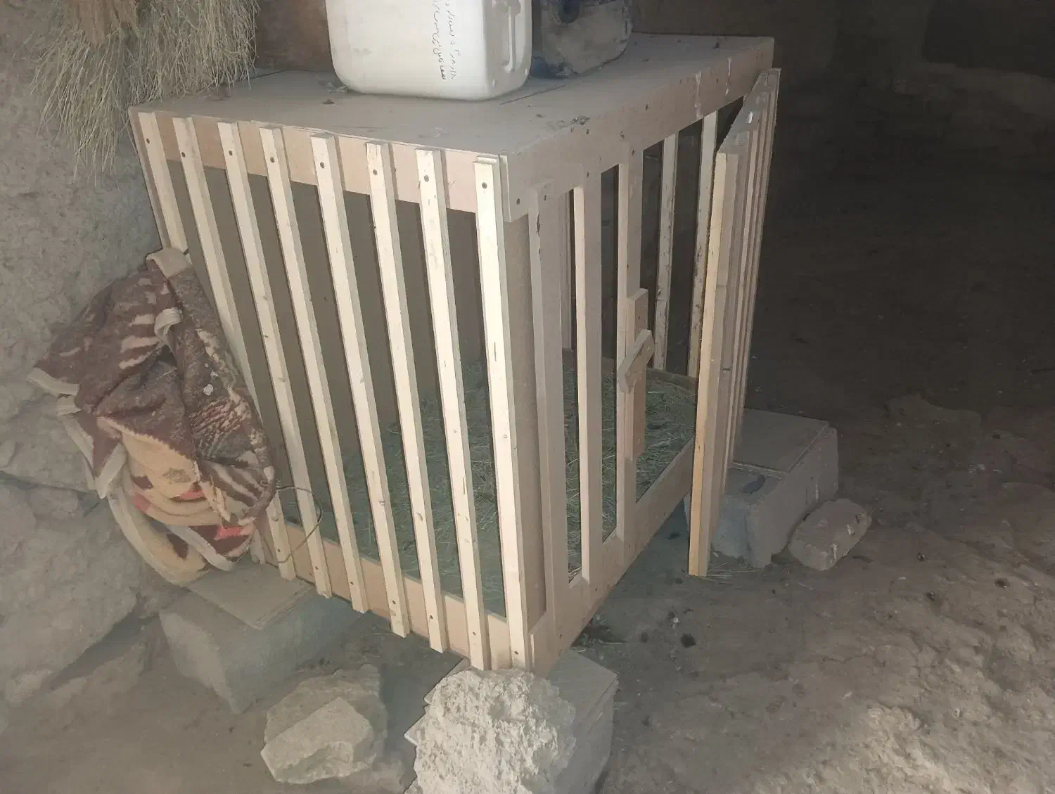 قفس چوبی|حیوانات مزرعه|قروه, |دیوار