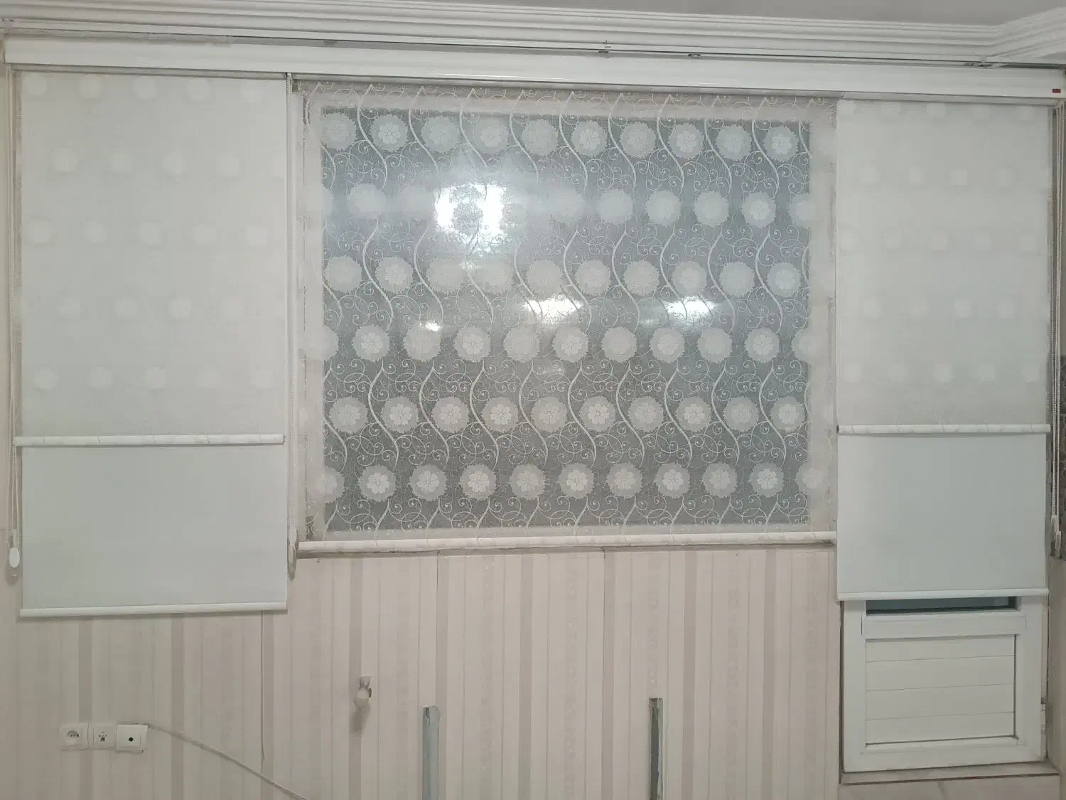 آیینە وپردە ی زبرا سە قسمتی  و شمعدانی تە رح برنزە|پرده، رانر، رومیزی|سنندج, |دیوار