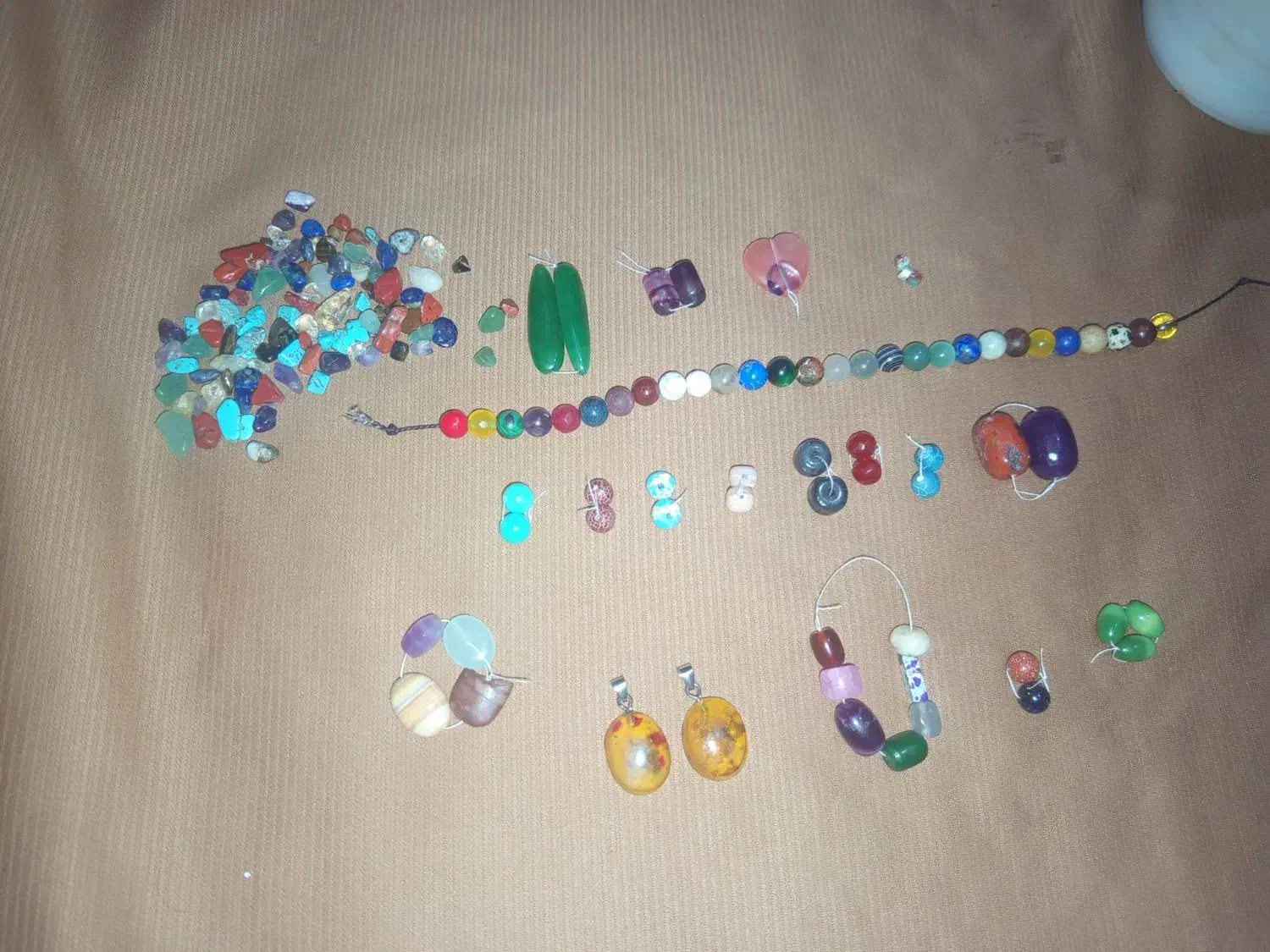 تعدادی مهره سنگی با دوعدد اویز کهربا|جواهرات|سیسخت, |دیوار