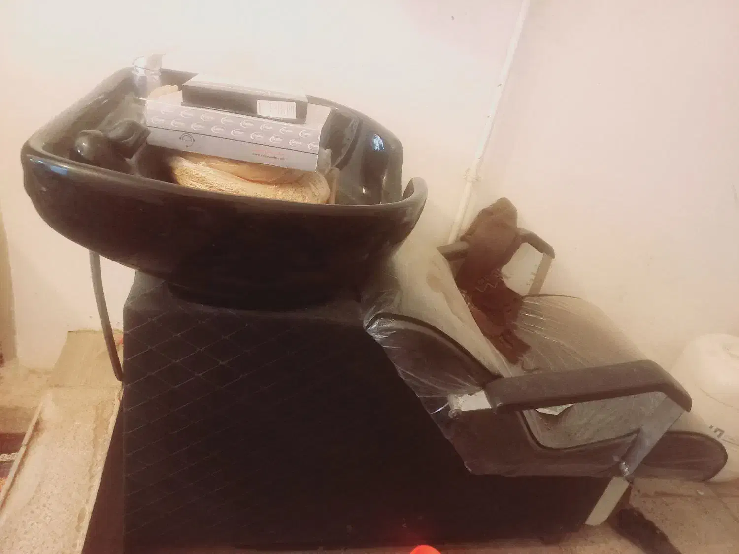 سرشور آرایشگاه|آرایشگاه و سالن‌های زیبایی|زرندیه, |دیوار