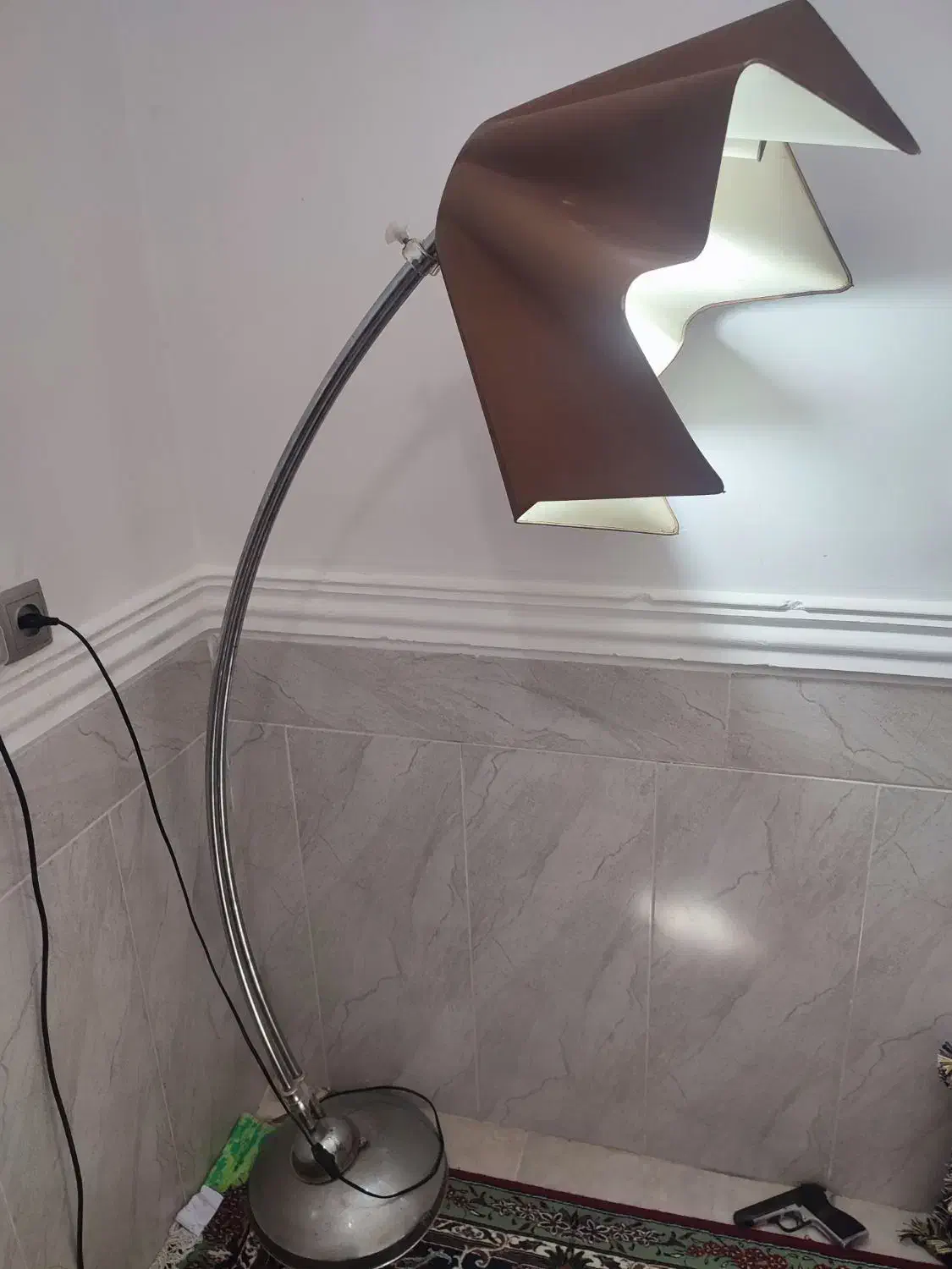 اباژور ایستاده|چراغ خواب و آباژور|بندر گناوه, |دیوار