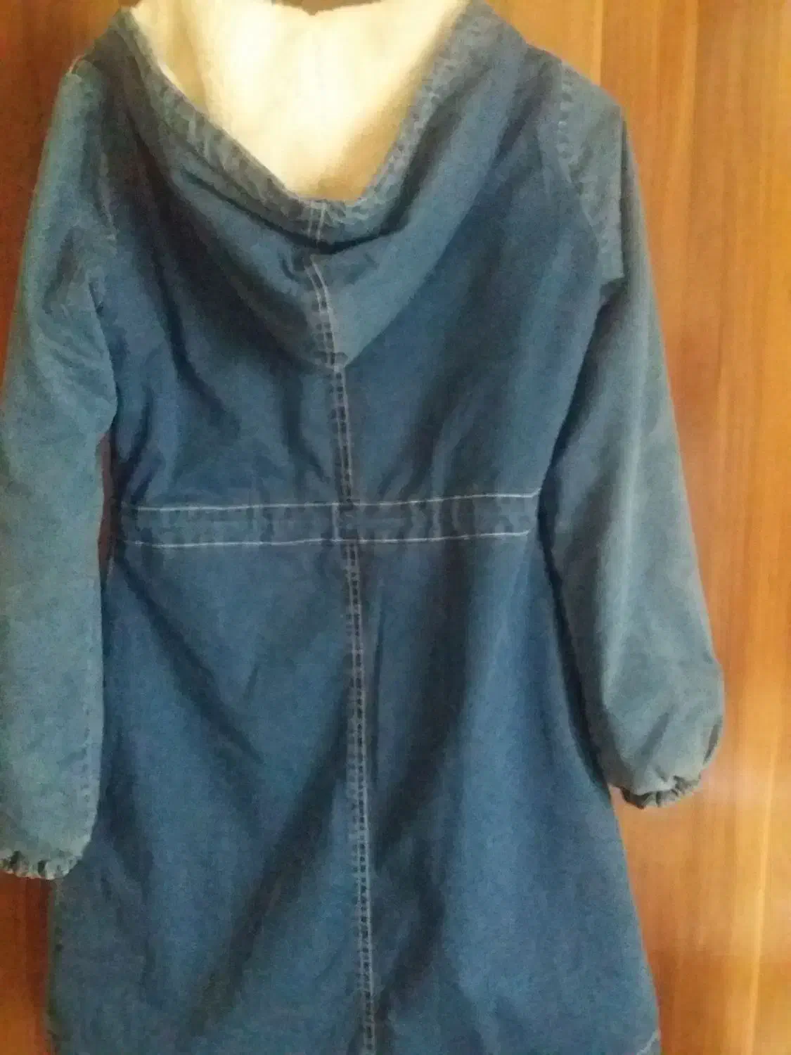 مانتو لی|لباس|رشت, ترمینال|دیوار