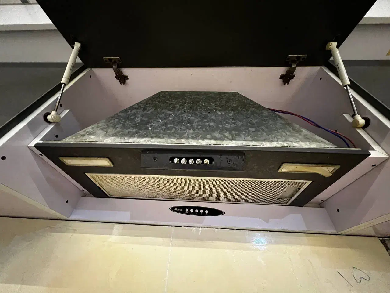 هود مارال|هود|لاهیجان, شهید آوینی|دیوار