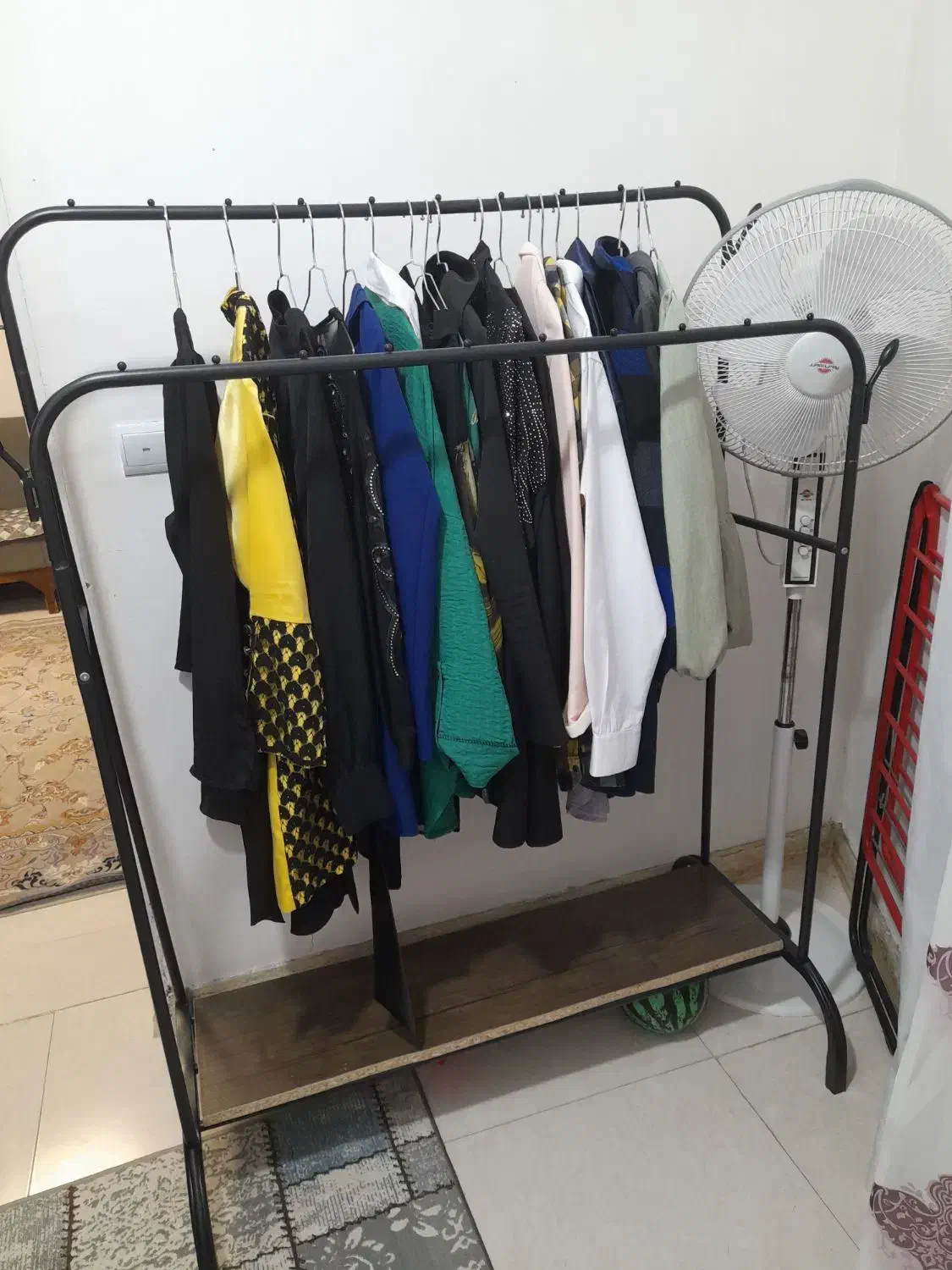 رگال لباس|بندرخت و رخت‌آویز|رشت, کوی غلام نیا|دیوار