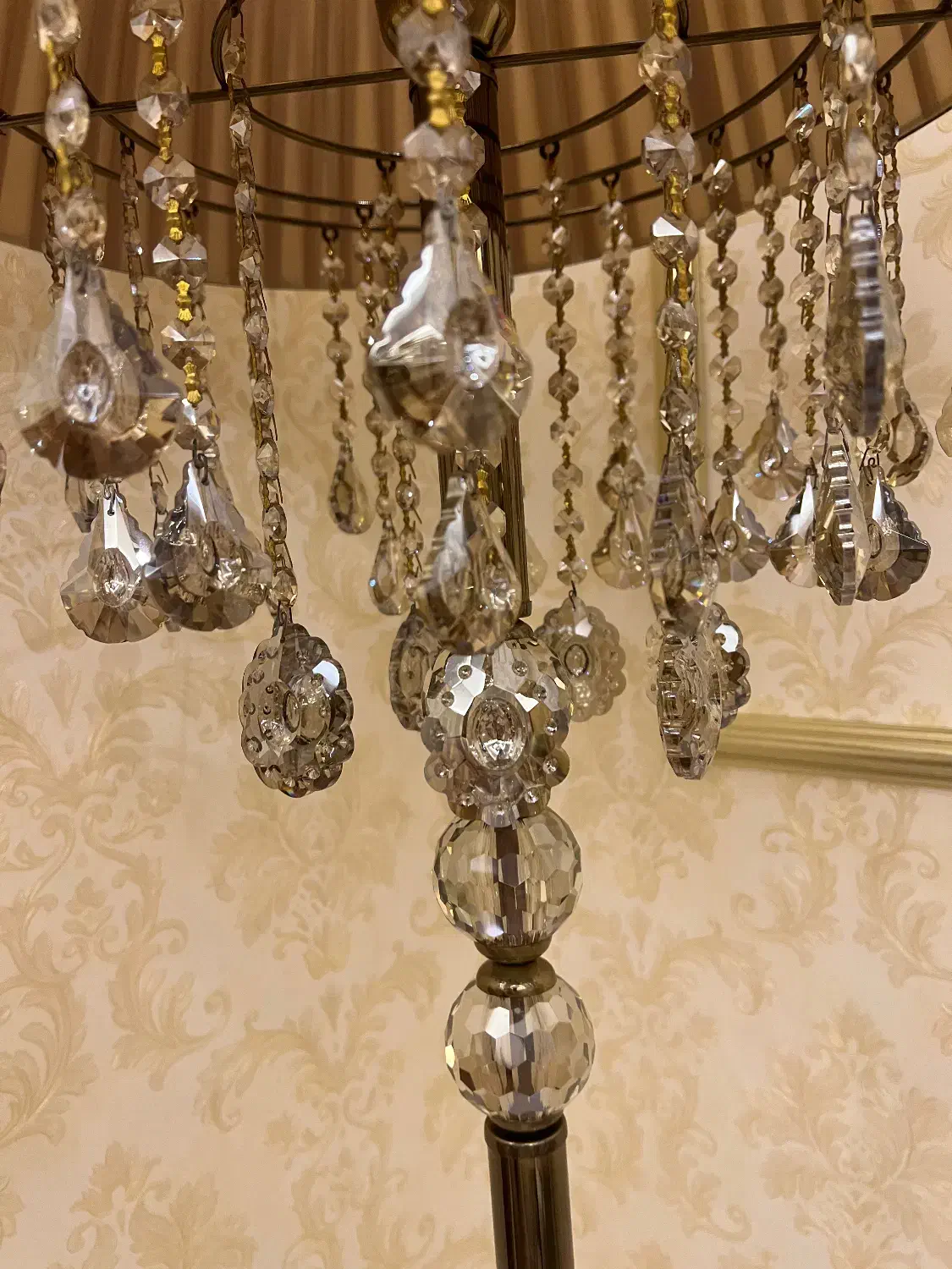 یک عدد اباژور زیبا|چراغ خواب و آباژور|رشت, کوی حسینی|دیوار