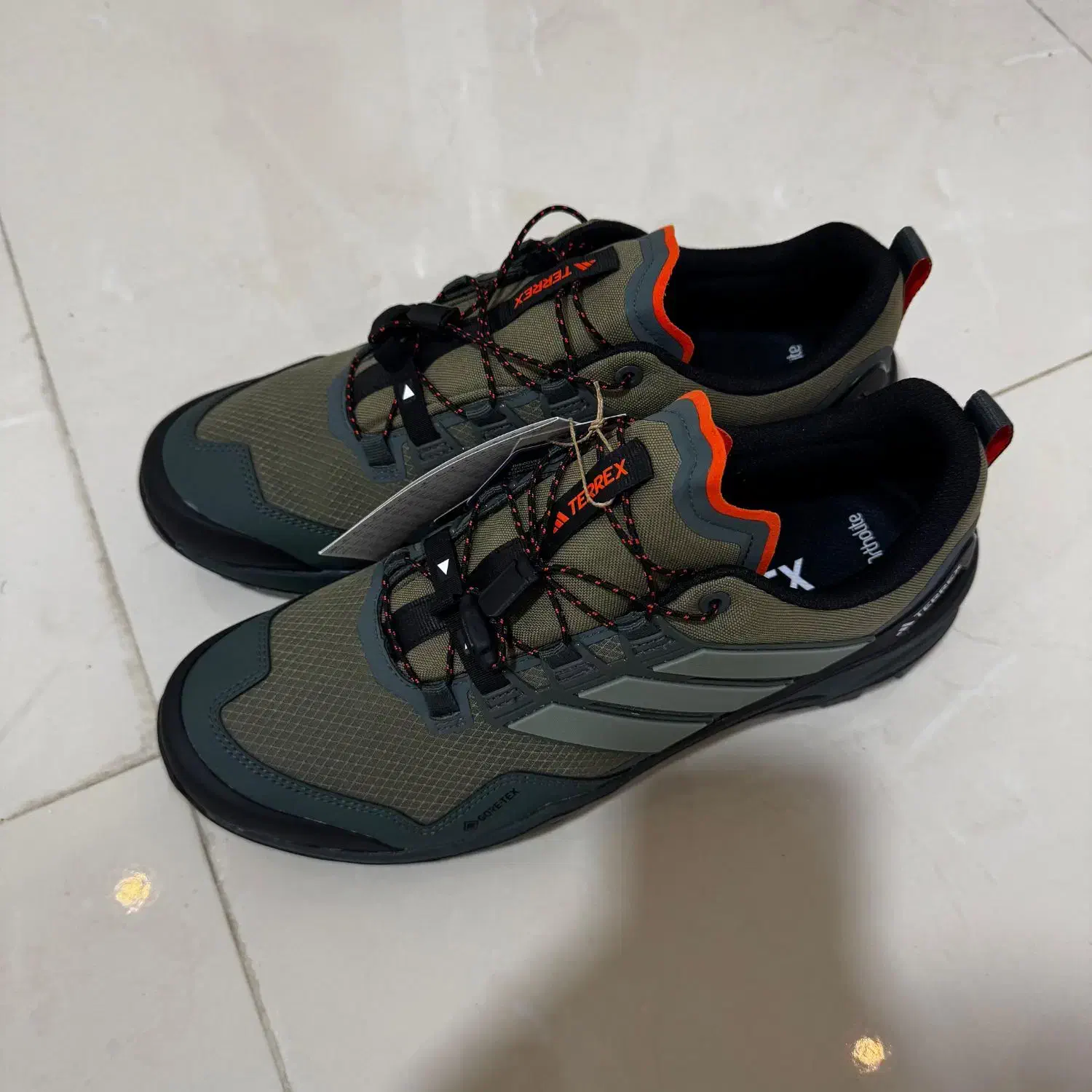 کتونی آدیداس ترکس اورجینال|کیف، کفش، کمربند|رشت, فلسطین|دیوار