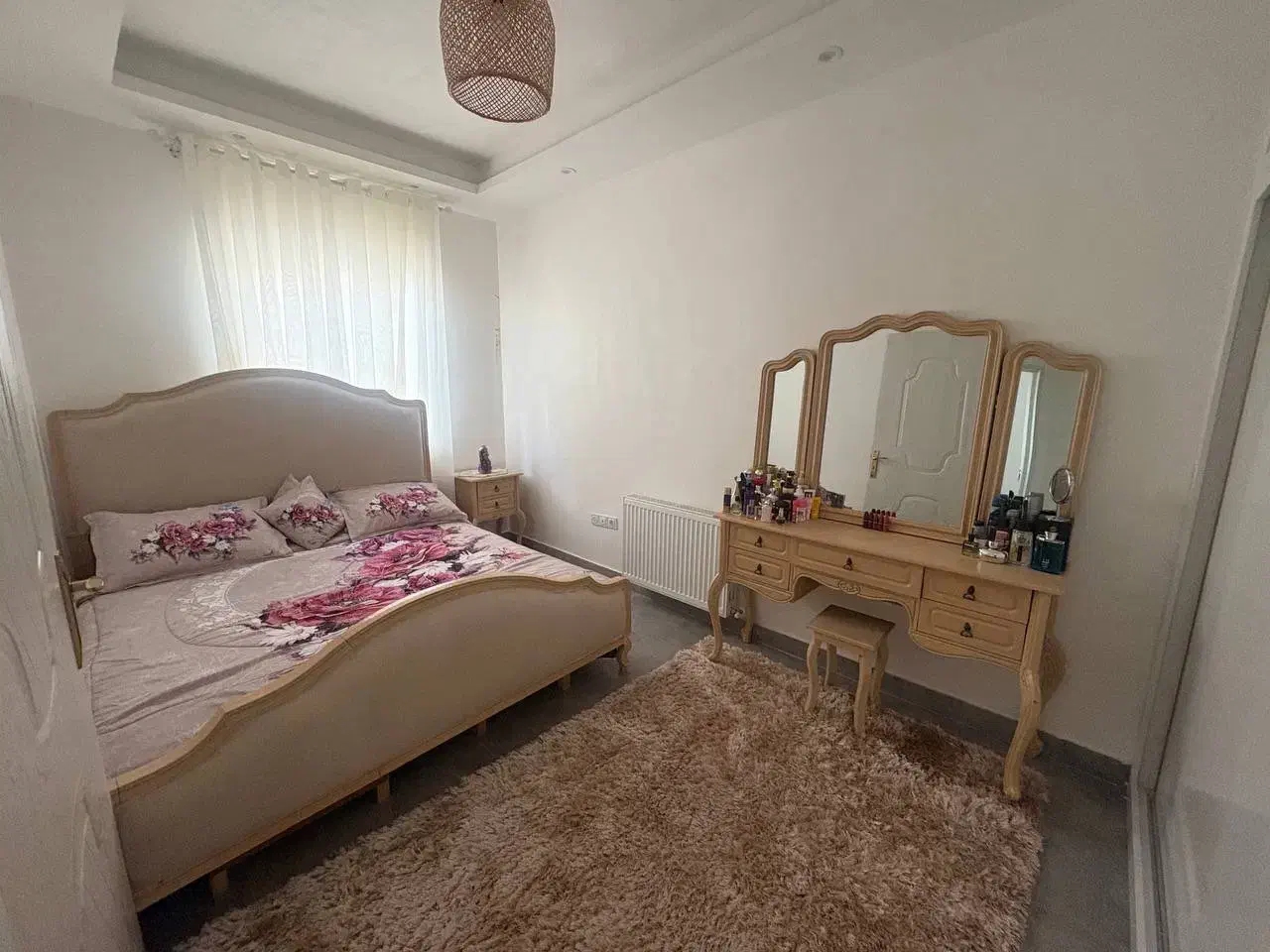 تخت خواب و‌میز آرایش|تخت و سرویس خواب|فومن, |دیوار