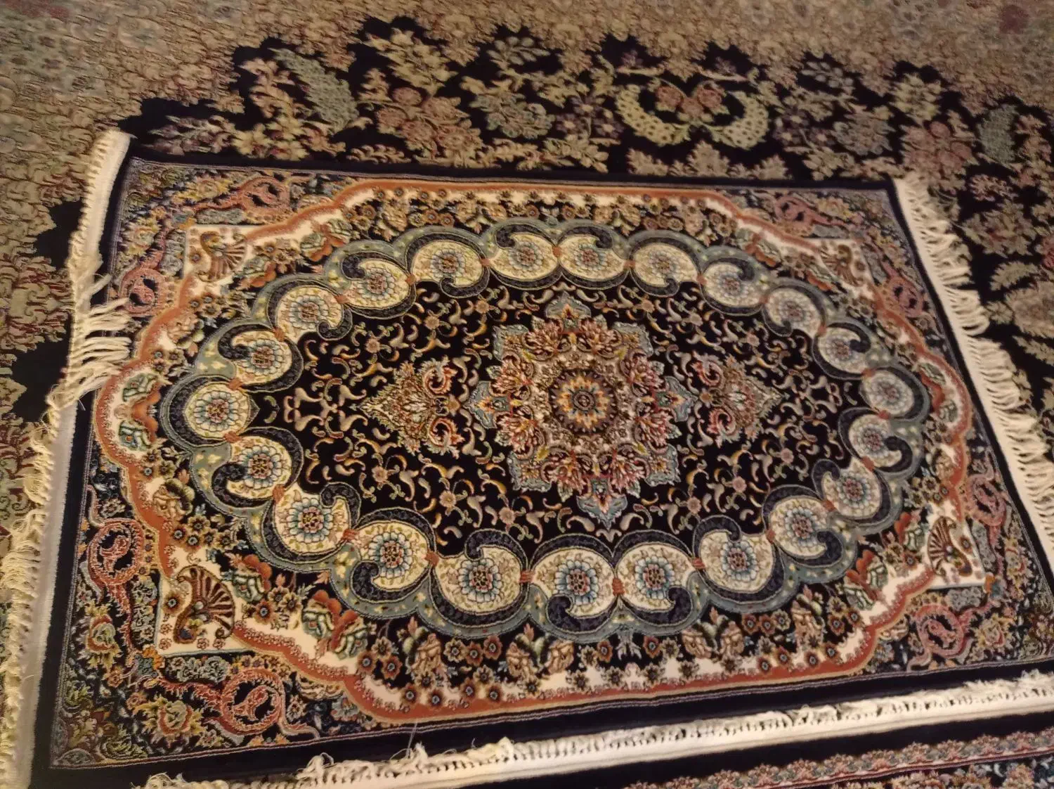 دوتا فرش12با1تخته9متری  با یه قالیچه 700شانه|فرش|نهاوند, |دیوار