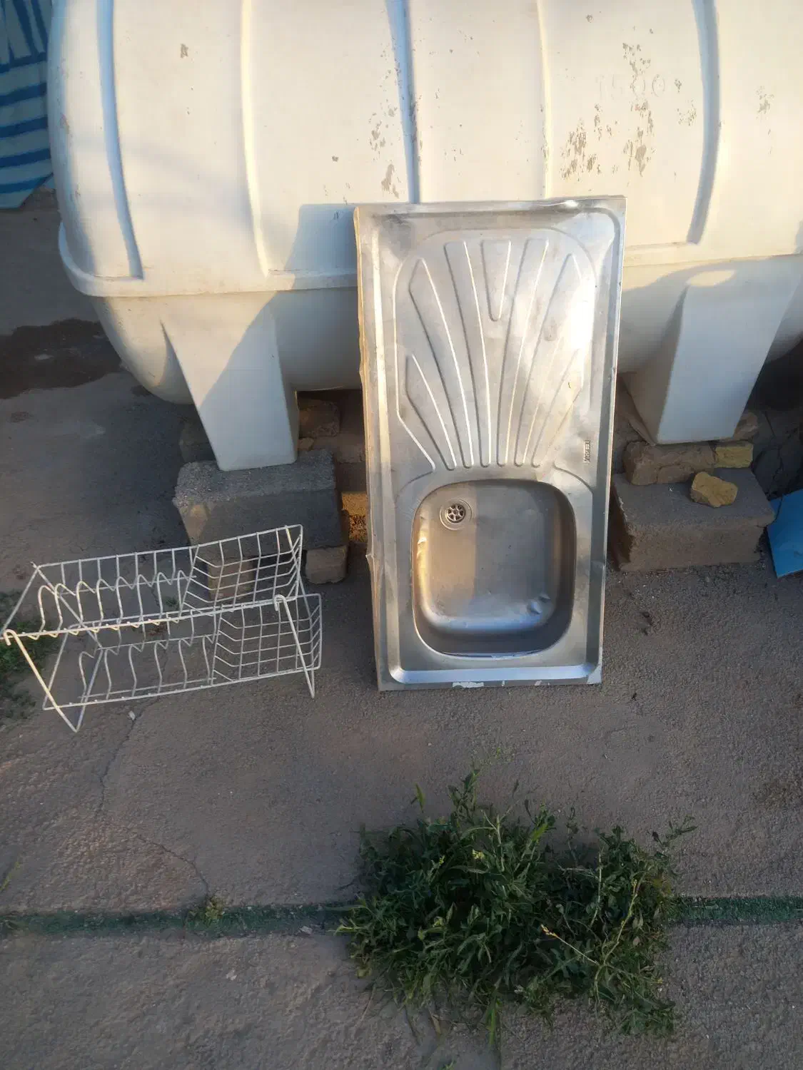 ۲تا سینگ تک قلو سالم با یه آبچکان و اسکلت آلاچیق|آب‌چکان و نظم‌دهنده ظروف|شاهرود, |دیوار