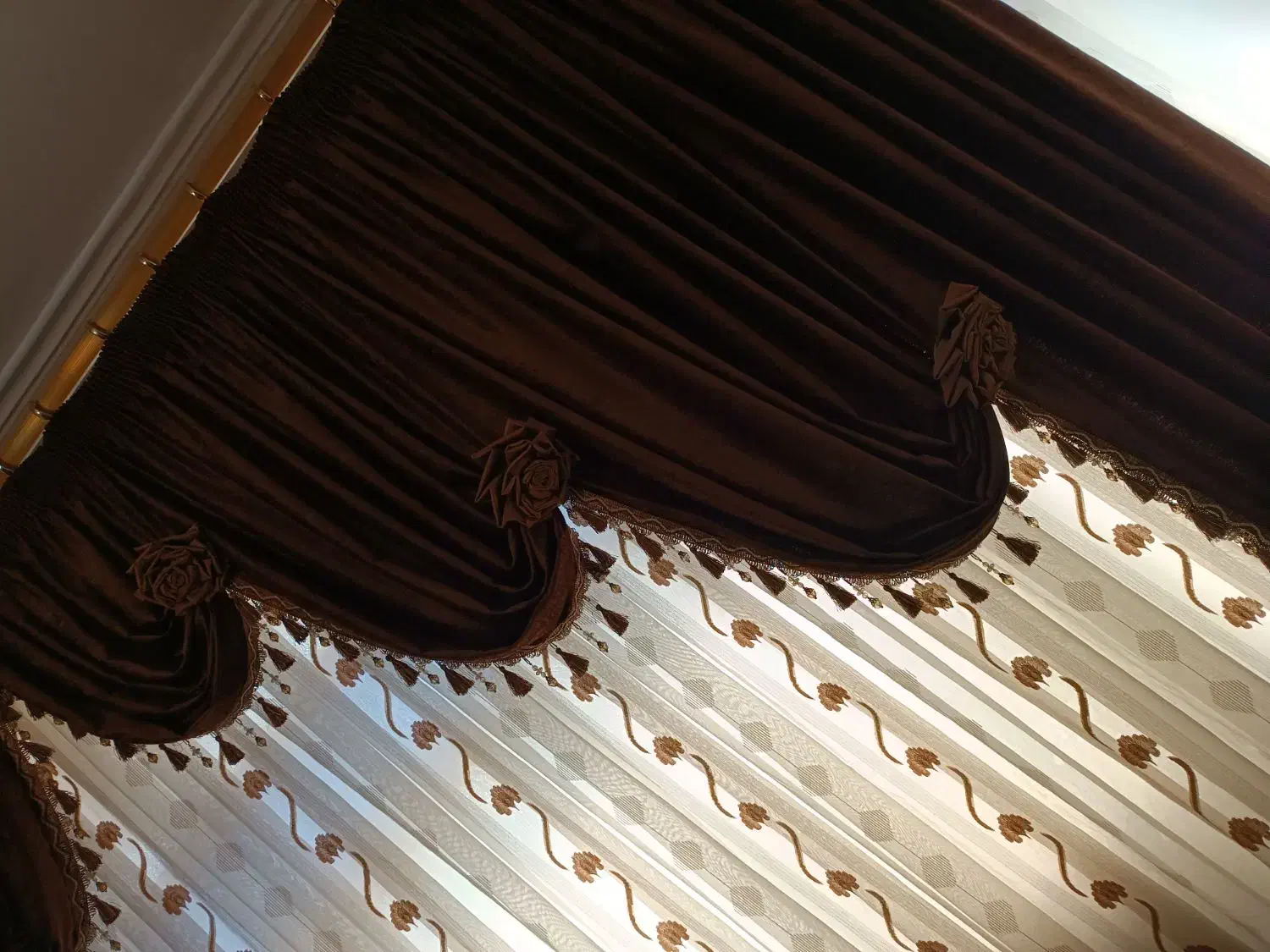 پرده زیر ندارد فقط یالون و دکور...با دو عدد گل میخ|پرده، رانر، رومیزی|قرچک, میرزائی شمالی|دیوار